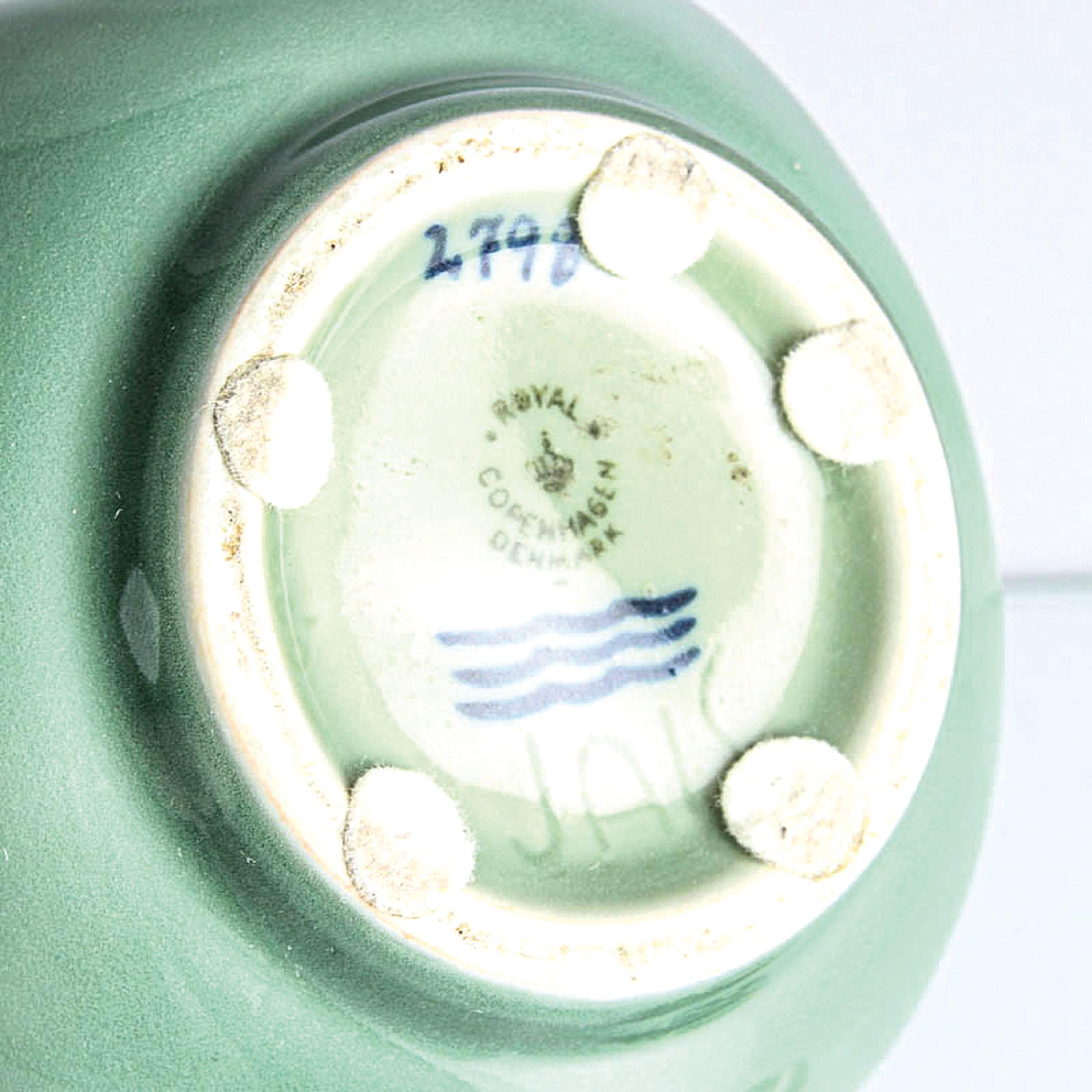 Detail d: Deckeldose, Royal Copenhagen, Entwurf, Jan Nielsen, Mitte 20. Jh., Porzellan, seladongrüne Glasur, vier Seiten mit Herrenporträts reliefiert, ...