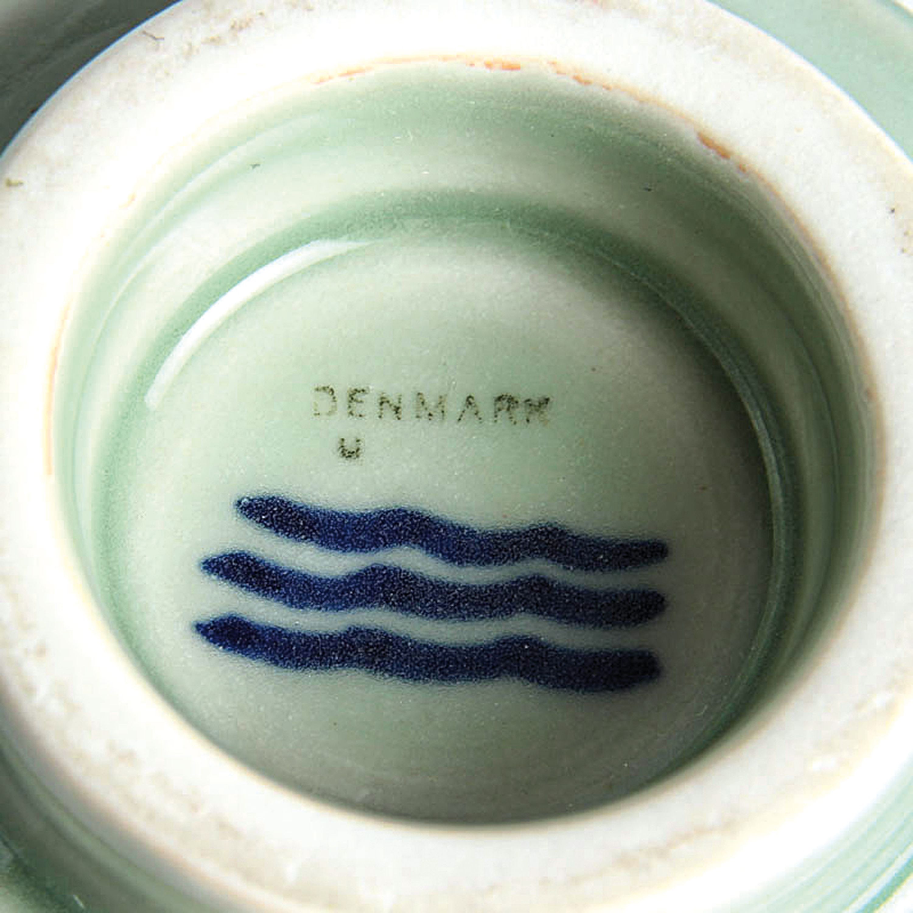 Detail e: Deckeldose, Royal Copenhagen, Entwurf, Jan Nielsen, Mitte 20. Jh., Porzellan, seladongrüne Glasur, vier Seiten mit Herrenporträts reliefiert, ...