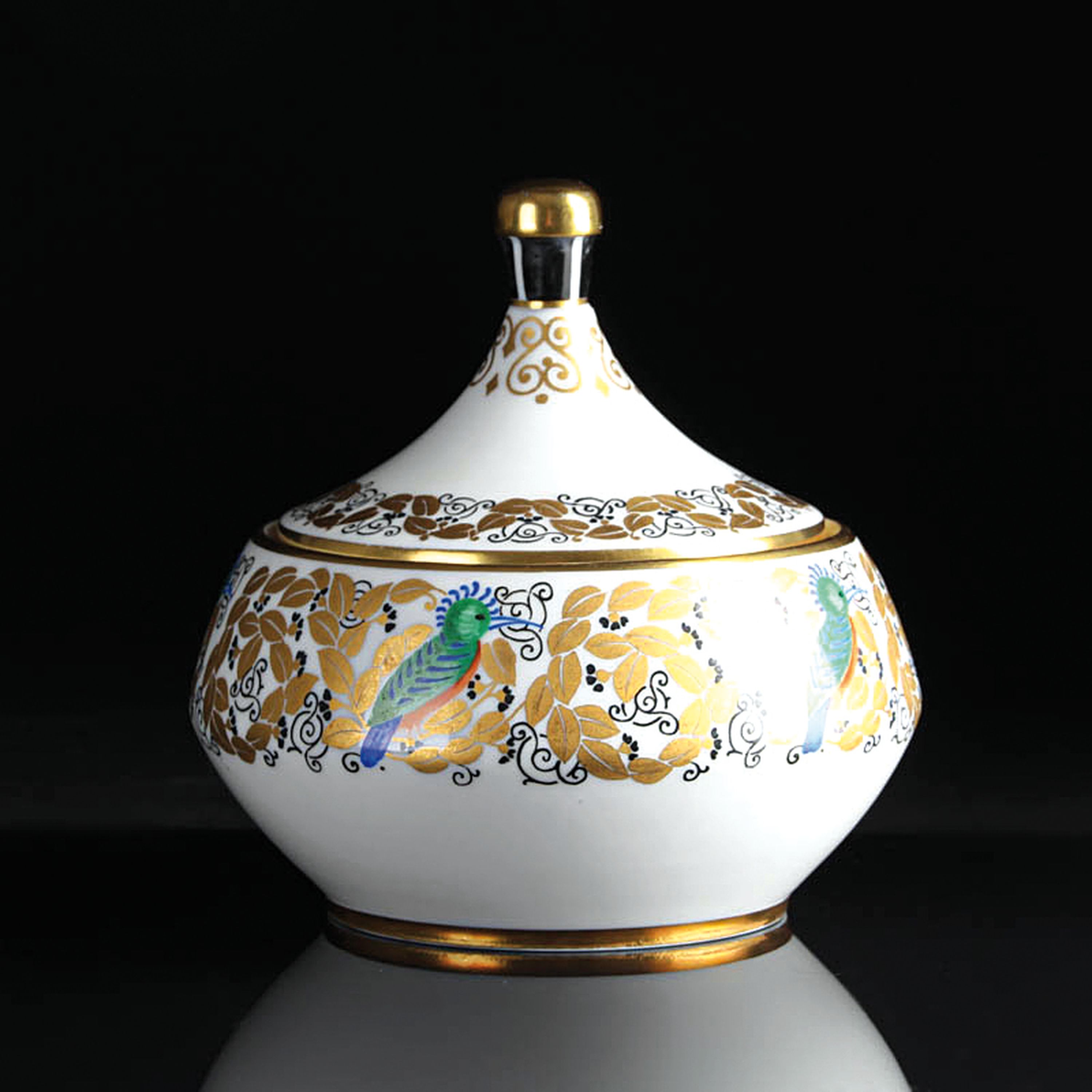 Deckeldose, Hutschenreuther, Entwurf Fritz Klee, um 1915/20, Porzellan, Blätterfries mit Vögeln, Goldstaffage, H. ca. 14 cm