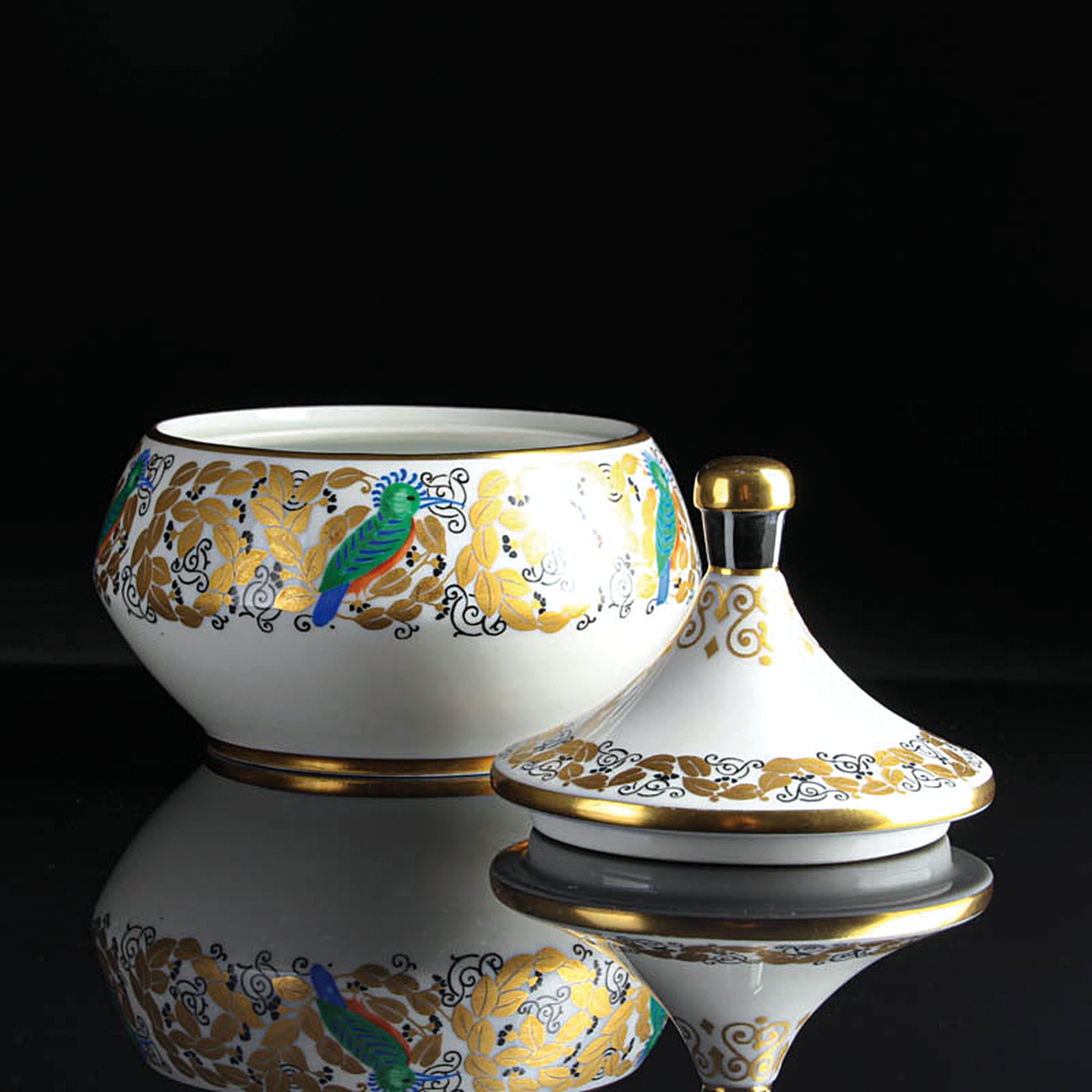 Detail a: Deckeldose, Hutschenreuther, Entwurf Fritz Klee, um 1915/20, Porzellan, Blätterfries mit Vögeln, Goldstaffage, H. ca. 14 cm
