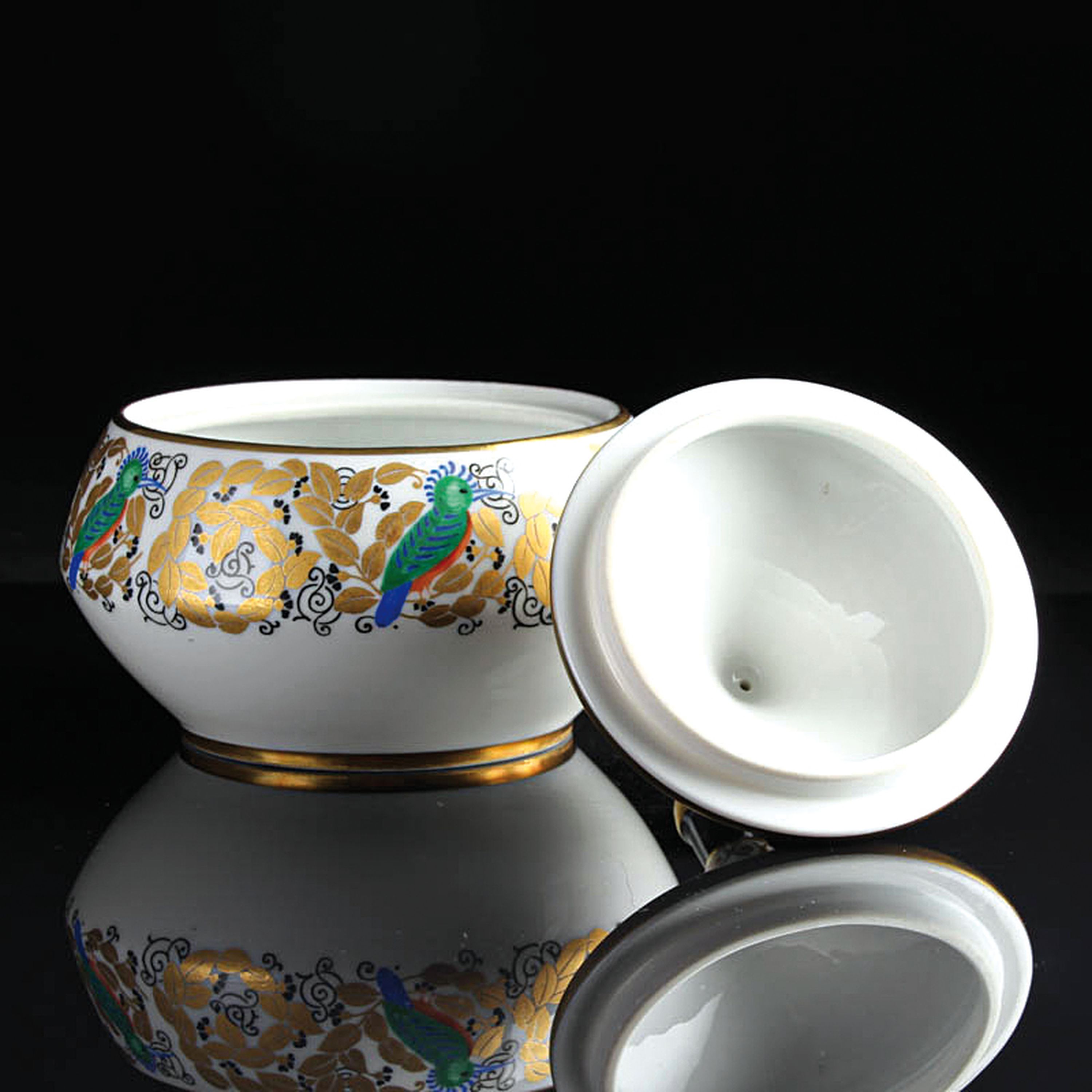 Detail b: Deckeldose, Hutschenreuther, Entwurf Fritz Klee, um 1915/20, Porzellan, Blätterfries mit Vögeln, Goldstaffage, H. ca. 14 cm