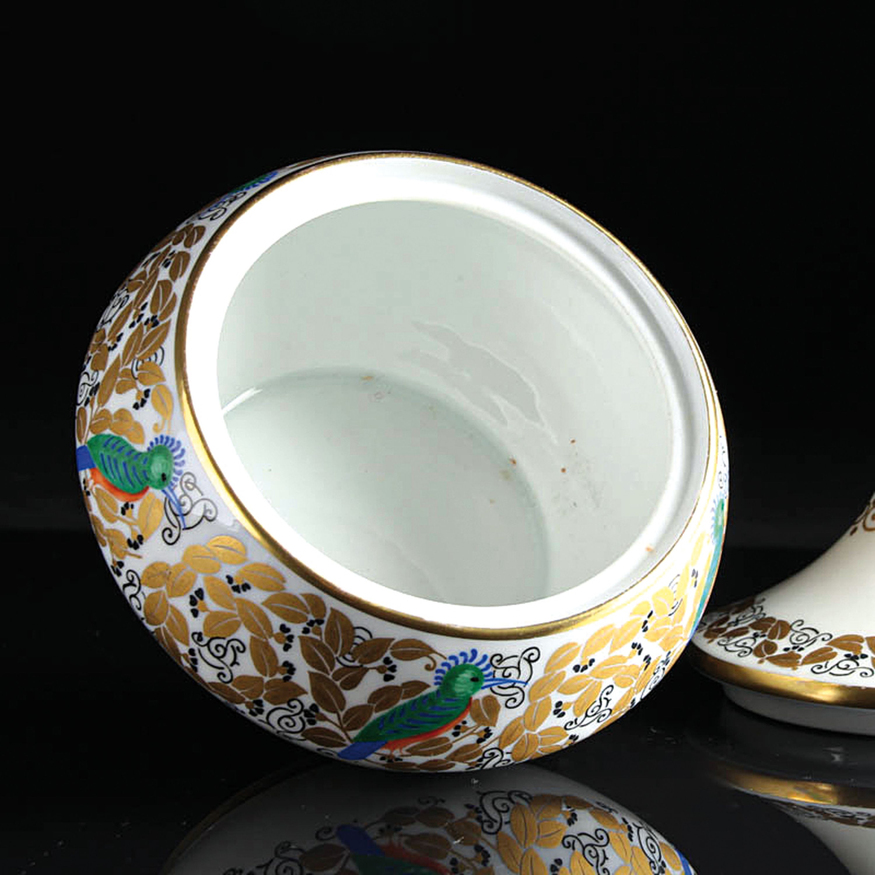 Detail c: Deckeldose, Hutschenreuther, Entwurf Fritz Klee, um 1915/20, Porzellan, Blätterfries mit Vögeln, Goldstaffage, H. ca. 14 cm