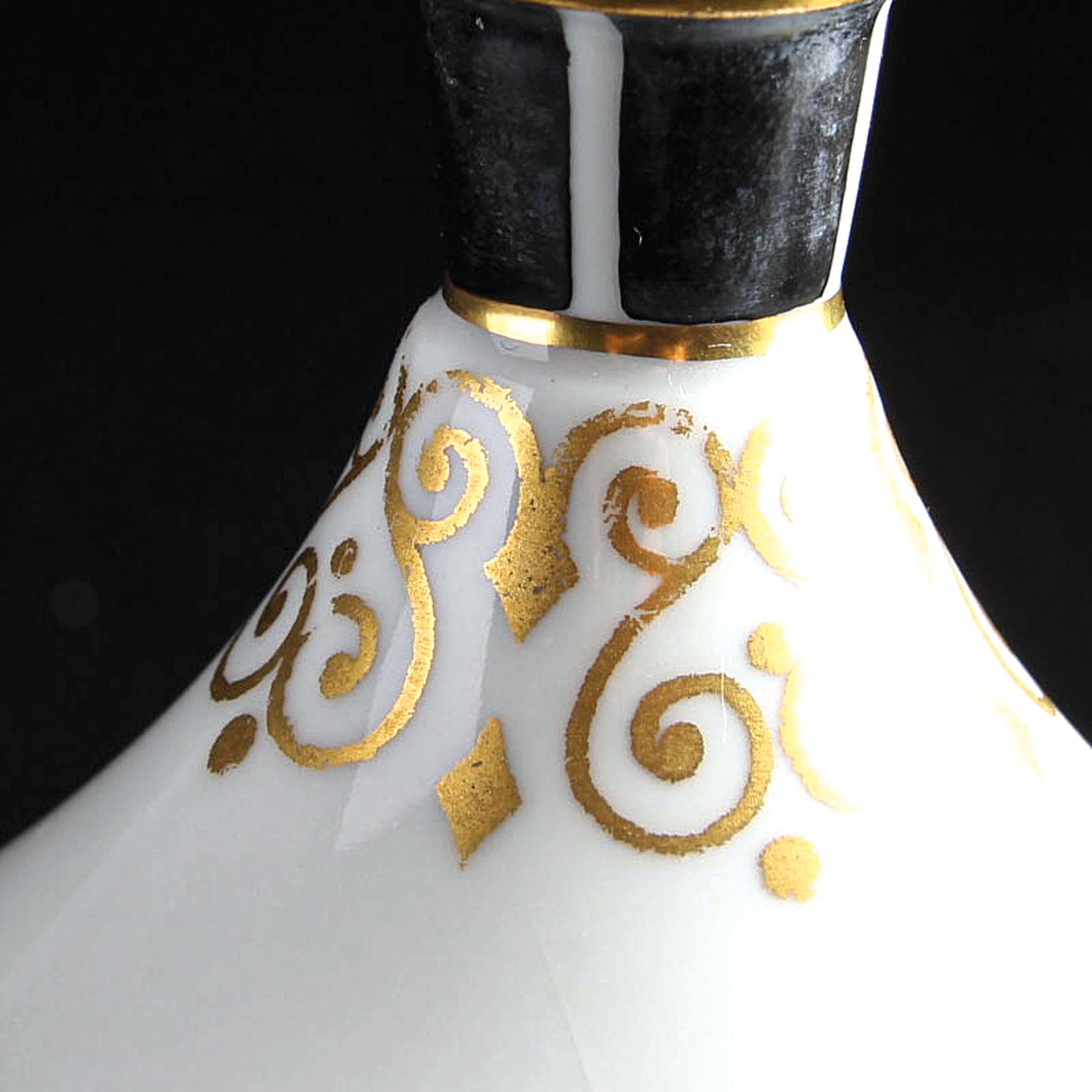 Detail d: Deckeldose, Hutschenreuther, Entwurf Fritz Klee, um 1915/20, Porzellan, Blätterfries mit Vögeln, Goldstaffage, H. ca. 14 cm