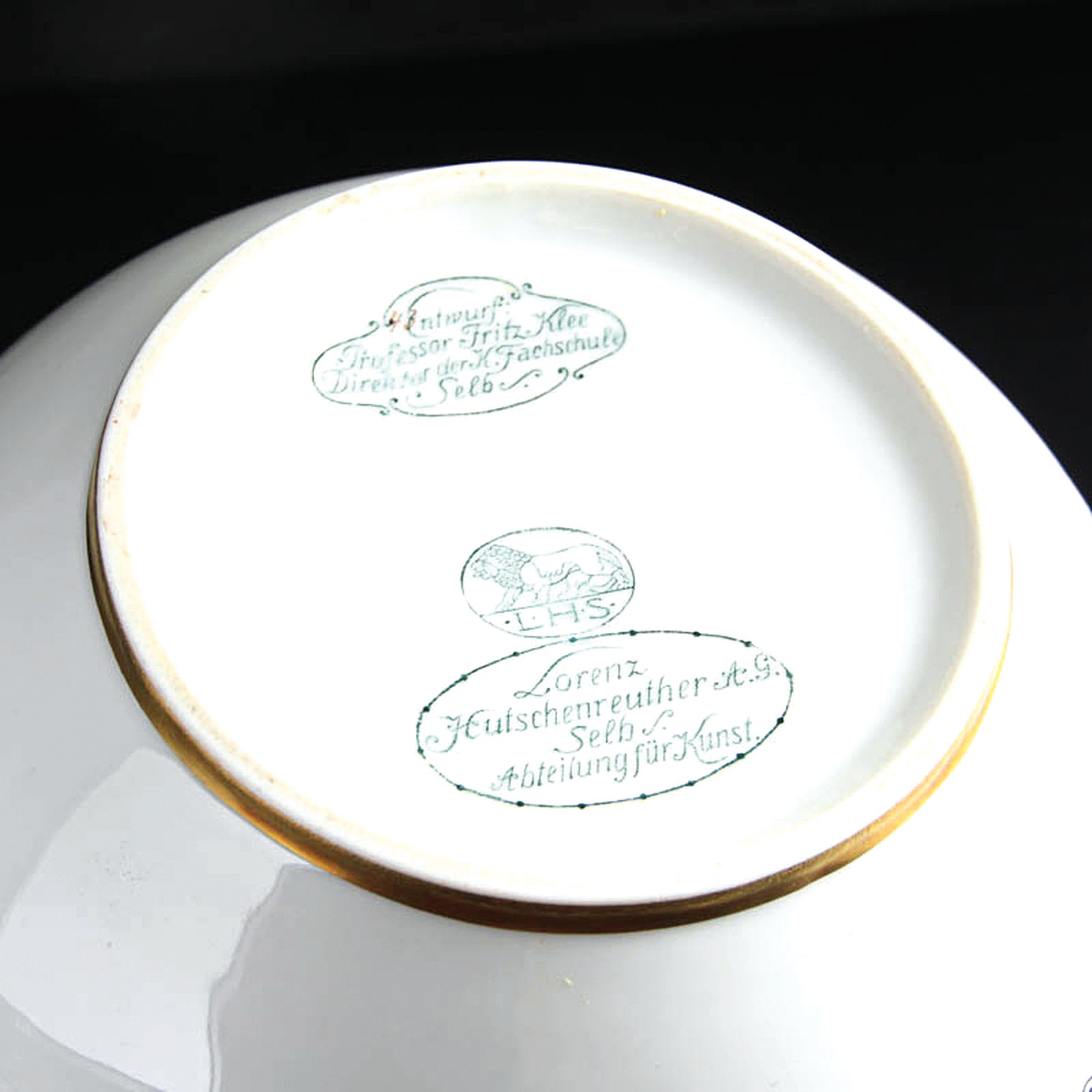 Detail e: Deckeldose, Hutschenreuther, Entwurf Fritz Klee, um 1915/20, Porzellan, Blätterfries mit Vögeln, Goldstaffage, H. ca. 14 cm