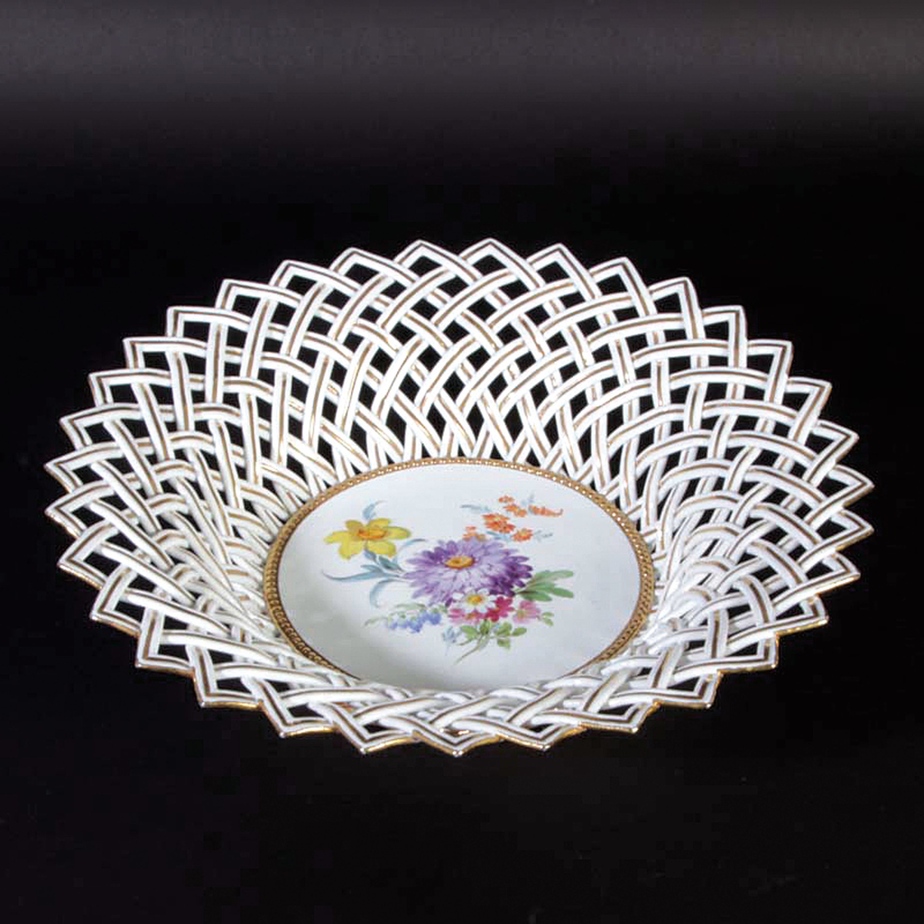 Große Korbschale/Gitterkorb, Meissen, um 1880/90, Porzellan, geflochtener Rand in Durchbrucharbeit, kannelierte Bänder mit Goldstaffage, mittig ...