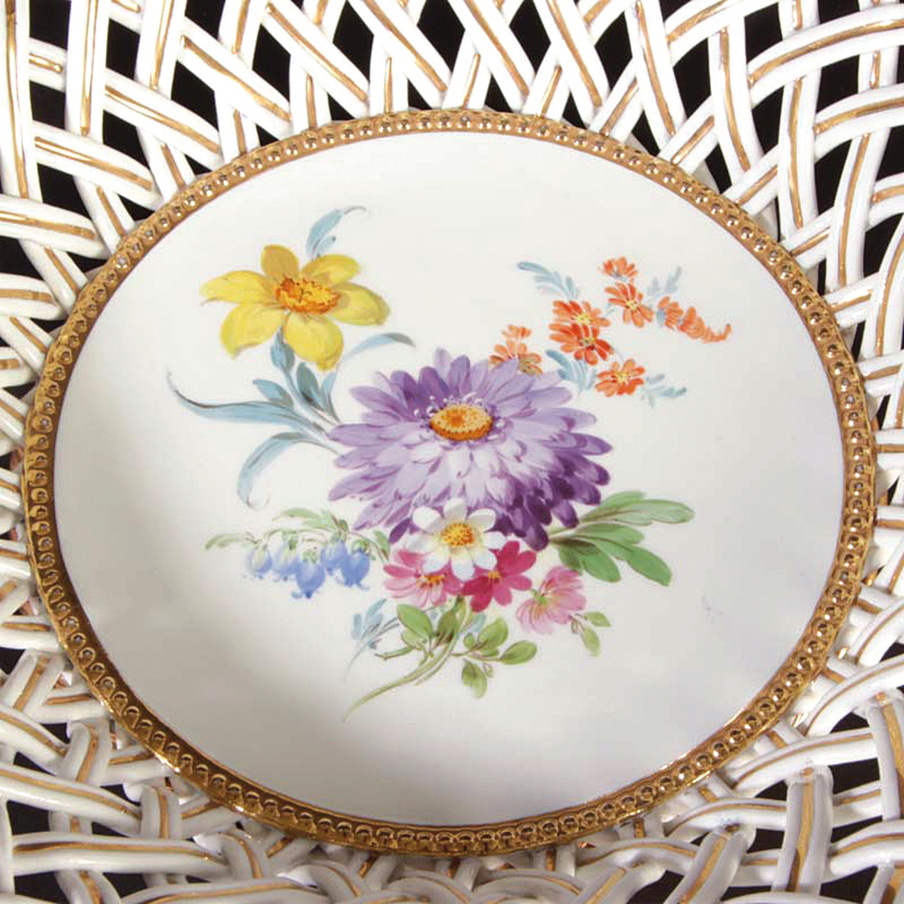 Detail a: Große Korbschale/Gitterkorb, Meissen, um 1880/90, Porzellan, geflochtener Rand in Durchbrucharbeit, kannelierte Bänder mit Goldstaffage, mittig ...