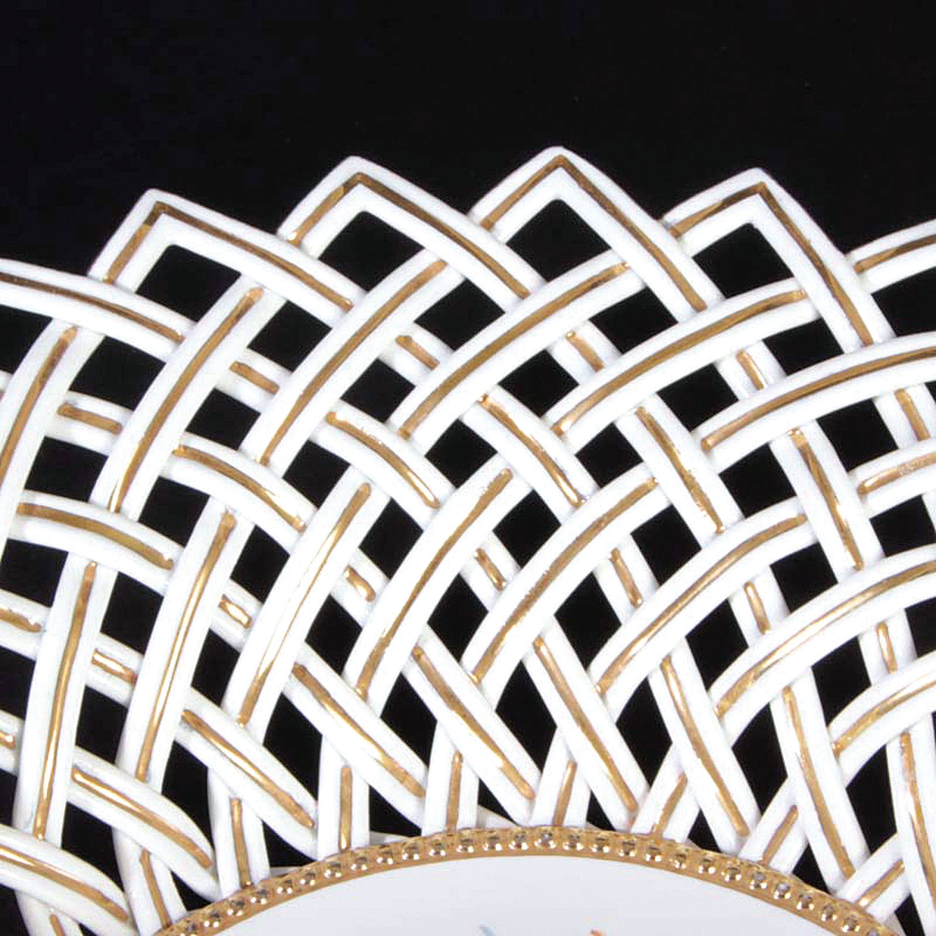 Detail c: Große Korbschale/Gitterkorb, Meissen, um 1880/90, Porzellan, geflochtener Rand in Durchbrucharbeit, kannelierte Bänder mit Goldstaffage, mittig ...