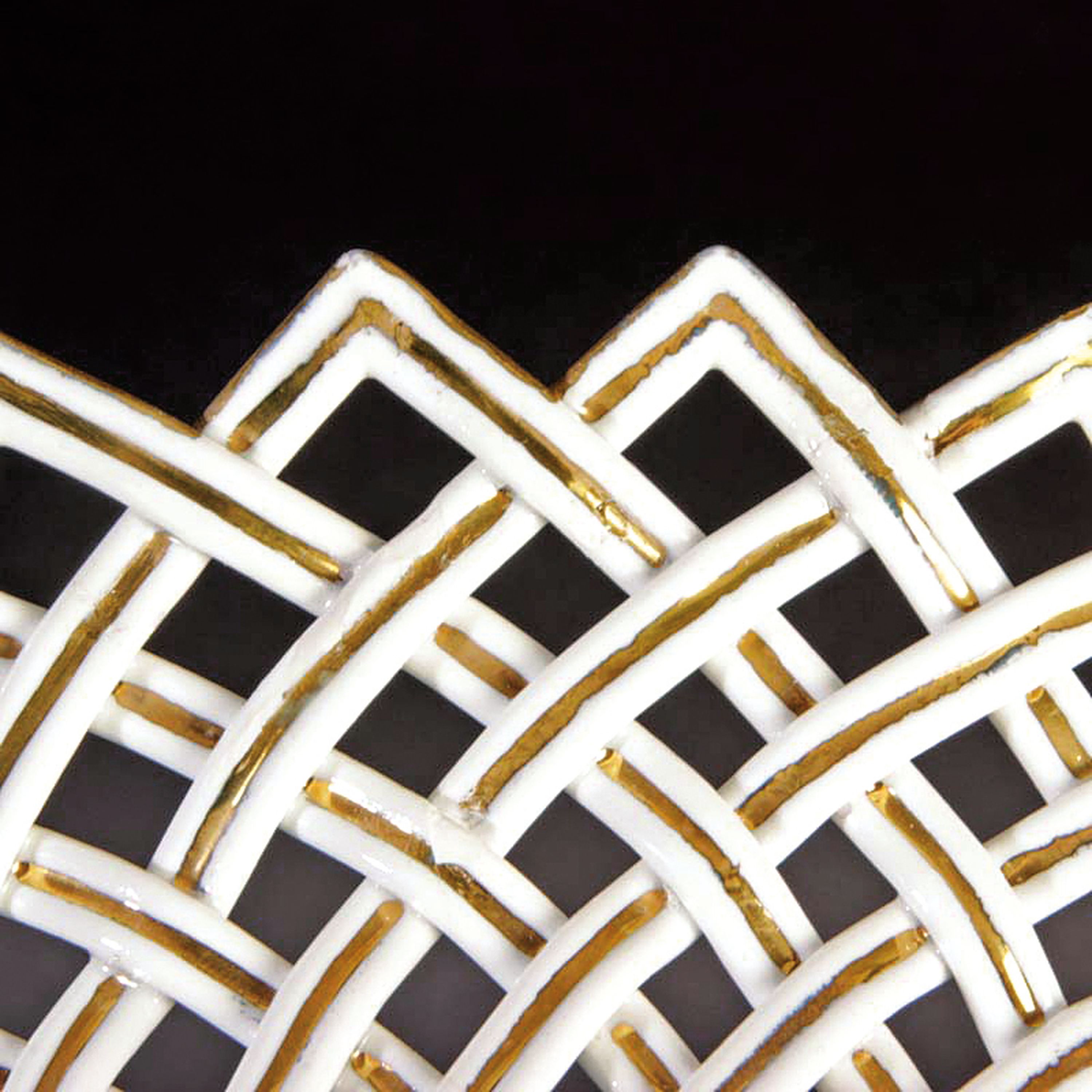 Detail e: Große Korbschale/Gitterkorb, Meissen, um 1880/90, Porzellan, geflochtener Rand in Durchbrucharbeit, kannelierte Bänder mit Goldstaffage, mittig ...