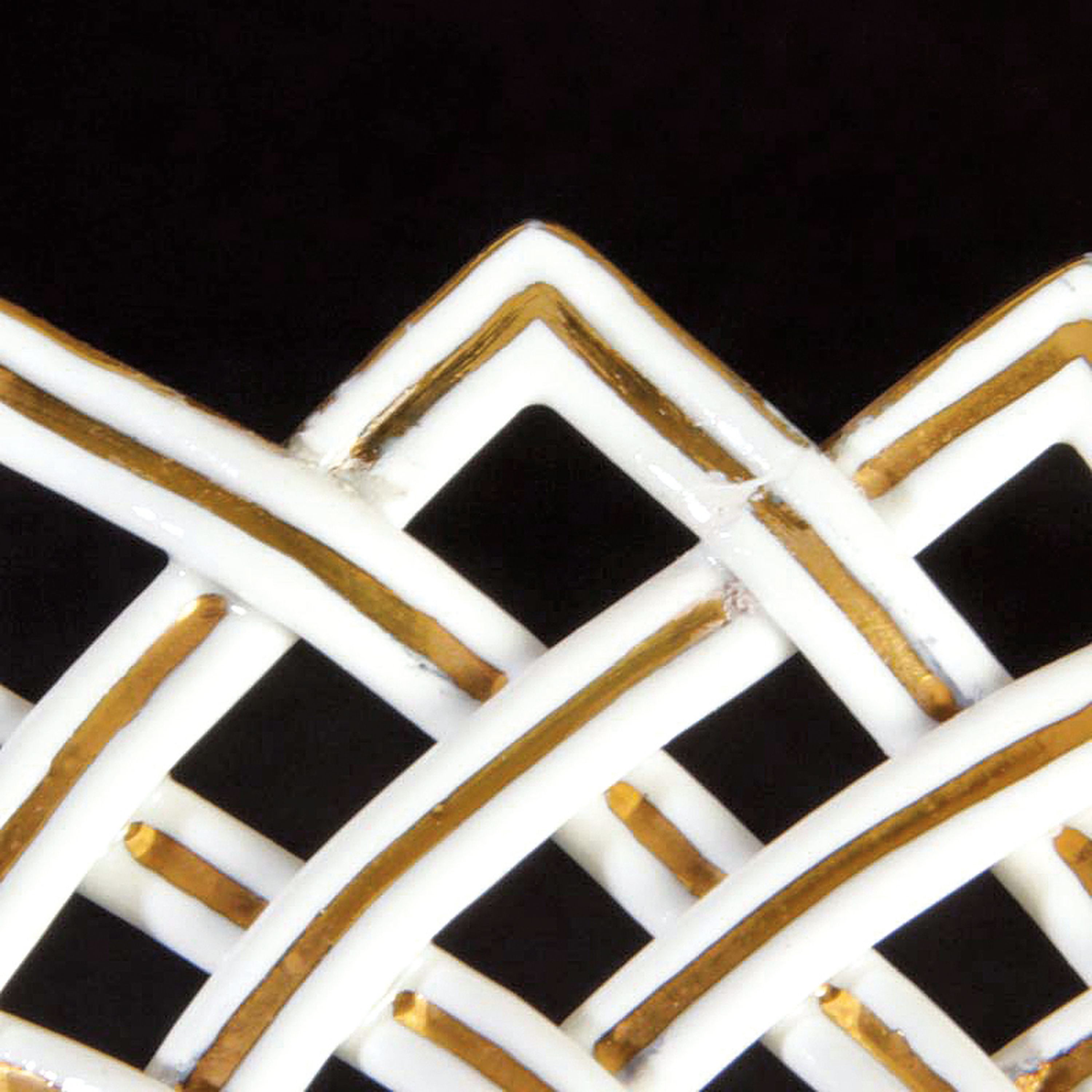 Detail f: Große Korbschale/Gitterkorb, Meissen, um 1880/90, Porzellan, geflochtener Rand in Durchbrucharbeit, kannelierte Bänder mit Goldstaffage, mittig ...