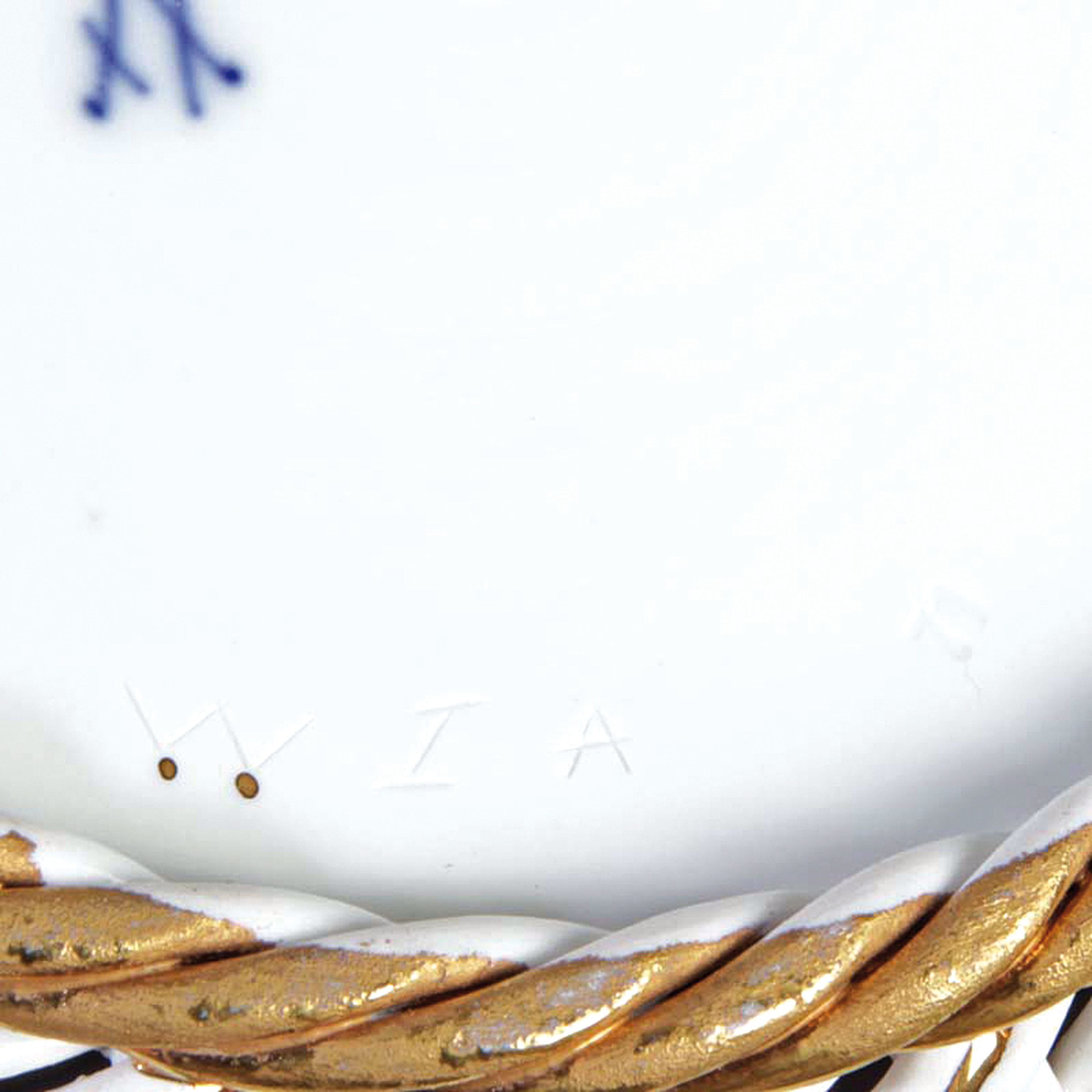 Detail h: Große Korbschale/Gitterkorb, Meissen, um 1880/90, Porzellan, geflochtener Rand in Durchbrucharbeit, kannelierte Bänder mit Goldstaffage, mittig ...