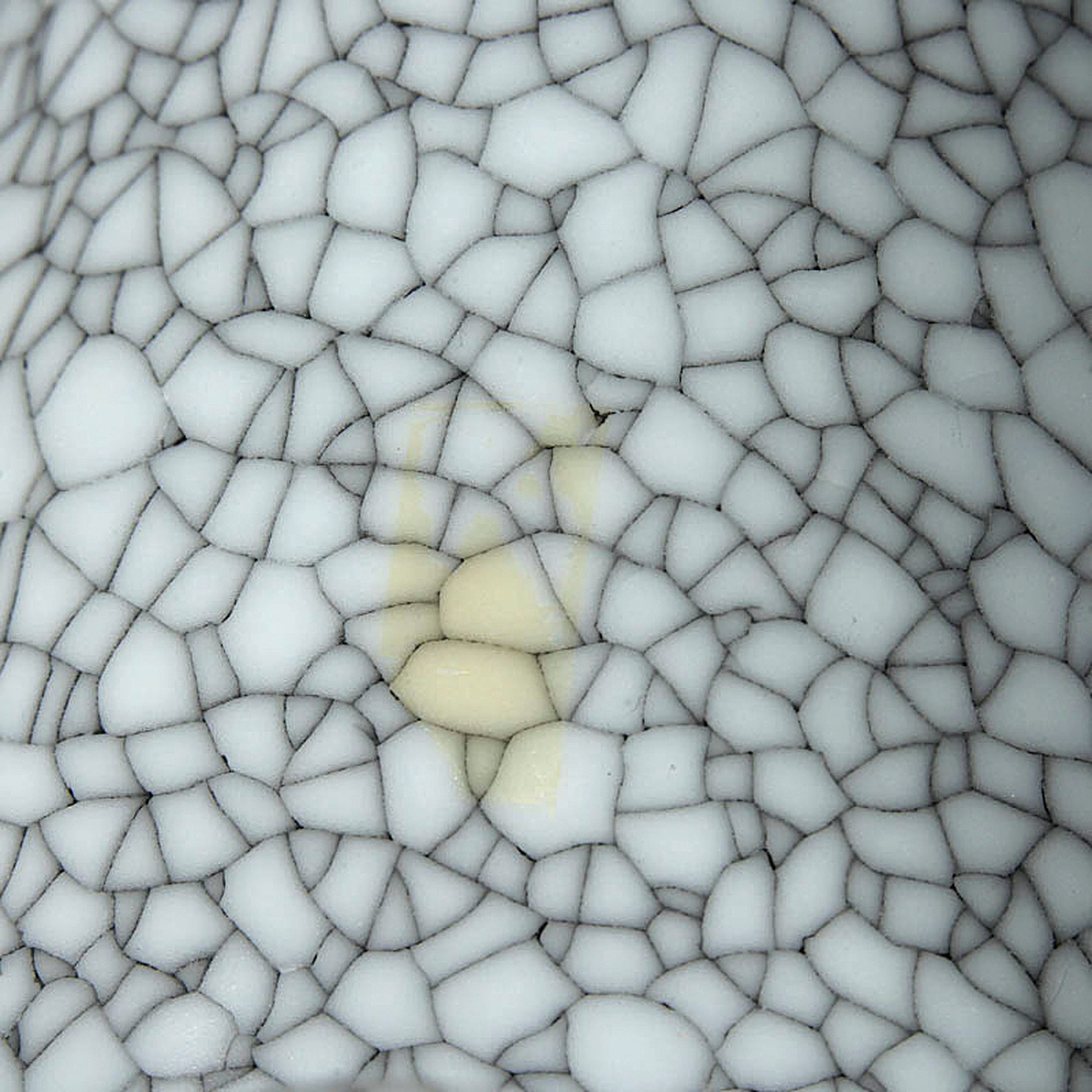 Detail f: Porzellanfigur, Rosenthal, Entwurf Hans Stangl, 50er Jahre, sitzende Frau, krakeliert, am Knie best., H.ca. 26 cm