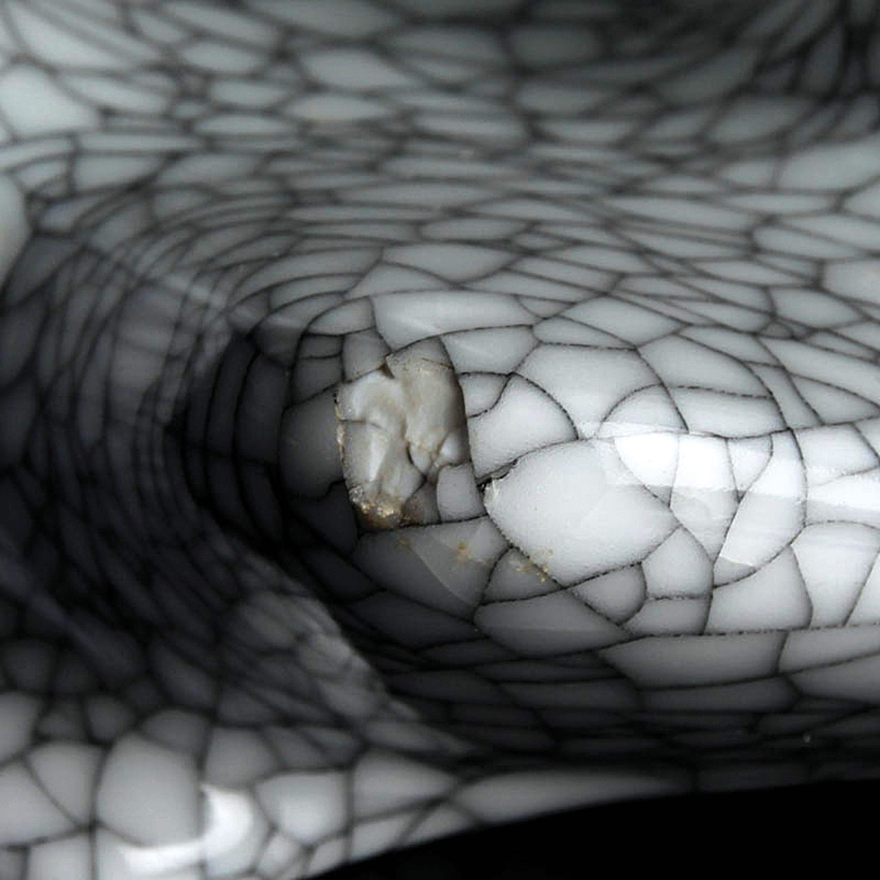 Detail g: Porzellanfigur, Rosenthal, Entwurf Hans Stangl, 50er Jahre, sitzende Frau, krakeliert, am Knie best., H.ca. 26 cm