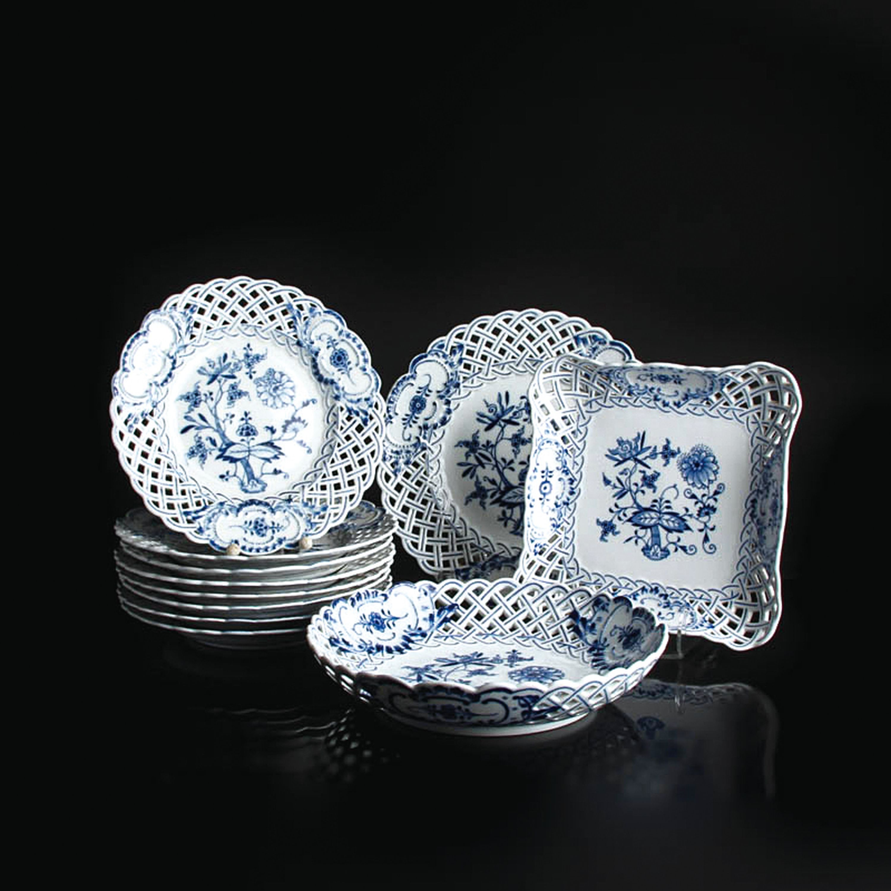 Dessertservice/8 Dessertteller und 3 Schalen, Meissen, Zwiebelmuster, 1880-1924, Porzellan, teilweise 2. Wahl, best. aus 8 Dessertteller D. 21 cm ...