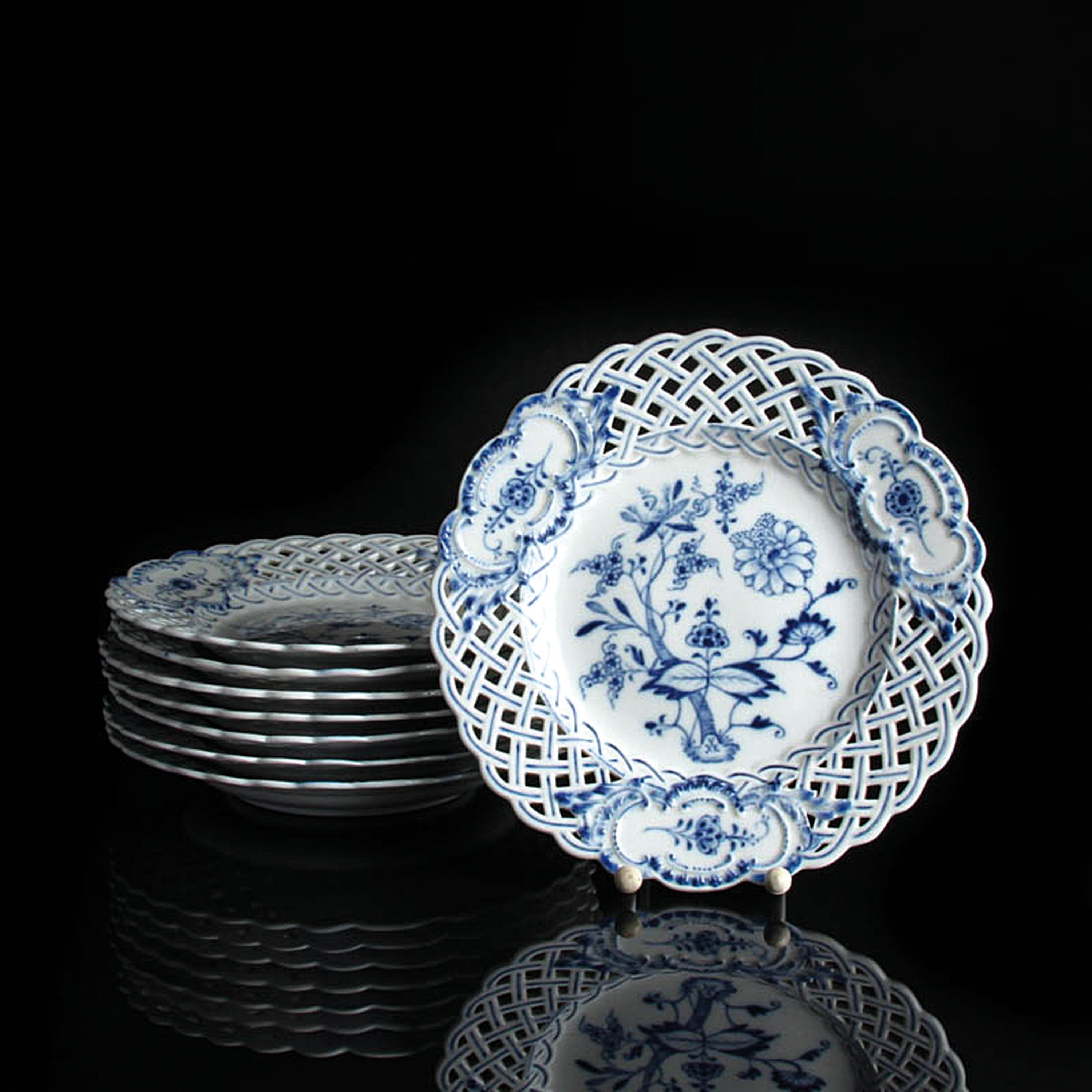 Detail a: Dessertservice/8 Dessertteller und 3 Schalen, Meissen, Zwiebelmuster, 1880-1924, Porzellan, teilweise 2. Wahl, best. aus 8 Dessertteller D. 21 cm ...