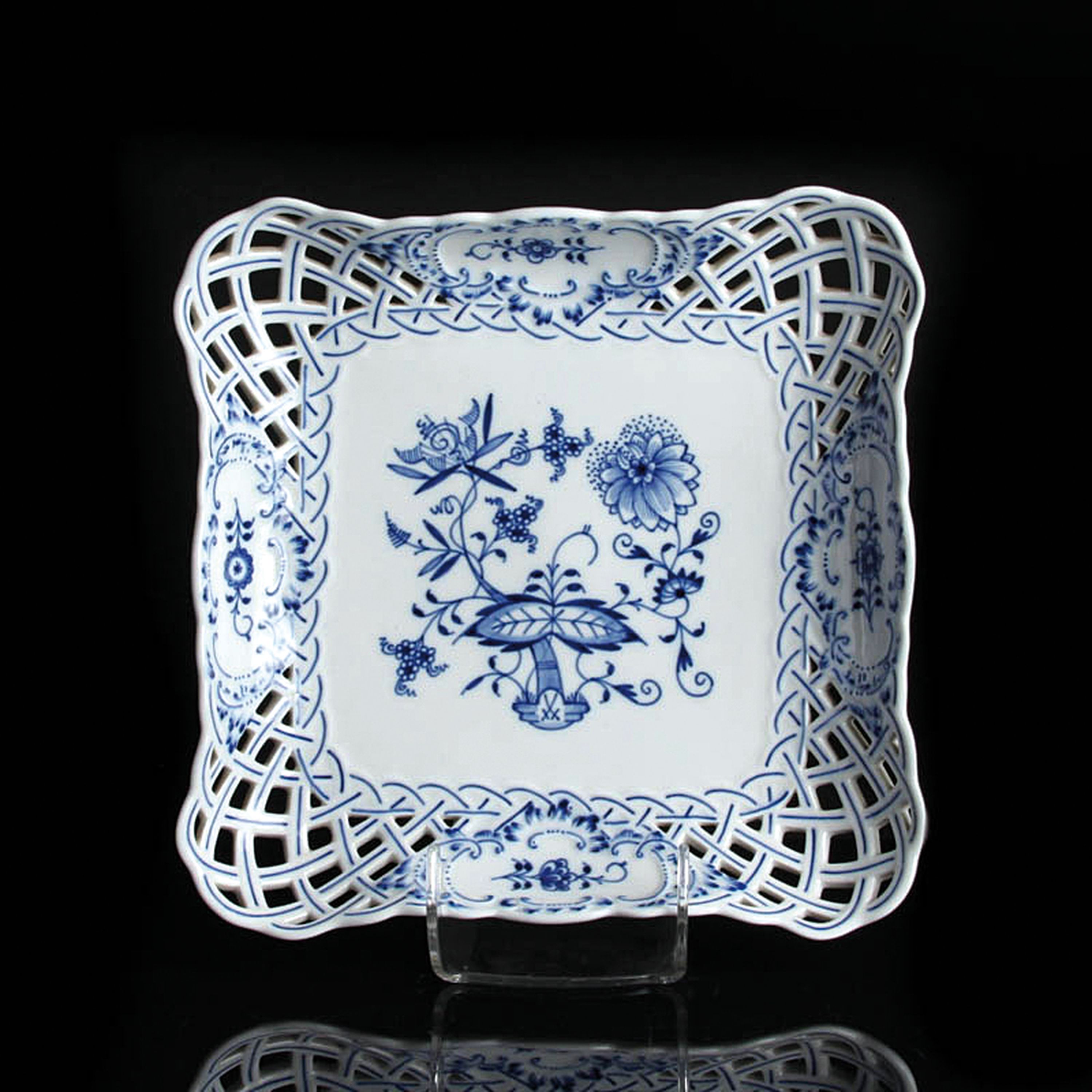 Detail c: Dessertservice/8 Dessertteller und 3 Schalen, Meissen, Zwiebelmuster, 1880-1924, Porzellan, teilweise 2. Wahl, best. aus 8 Dessertteller D. 21 cm ...