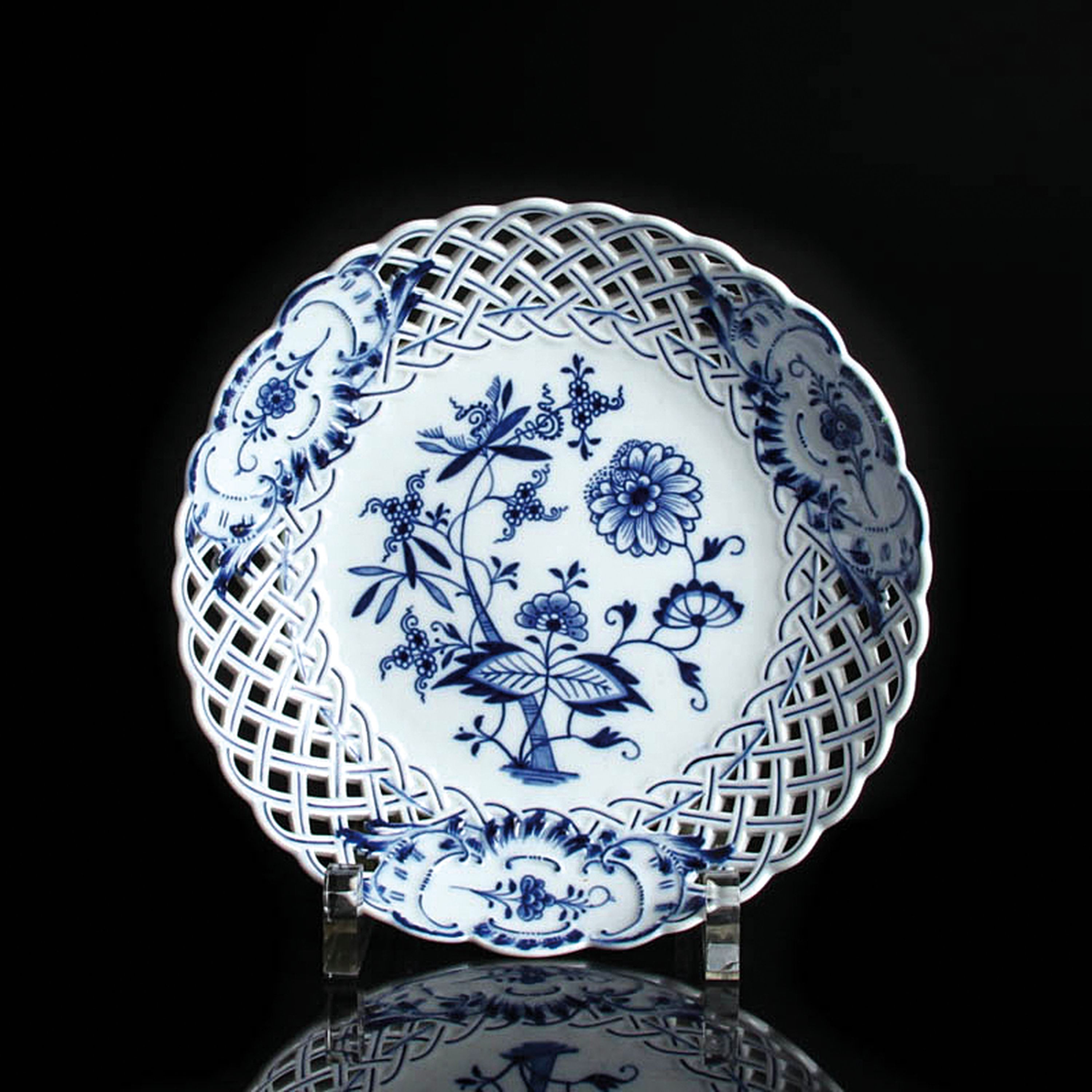 Detail d: Dessertservice/8 Dessertteller und 3 Schalen, Meissen, Zwiebelmuster, 1880-1924, Porzellan, teilweise 2. Wahl, best. aus 8 Dessertteller D. 21 cm ...