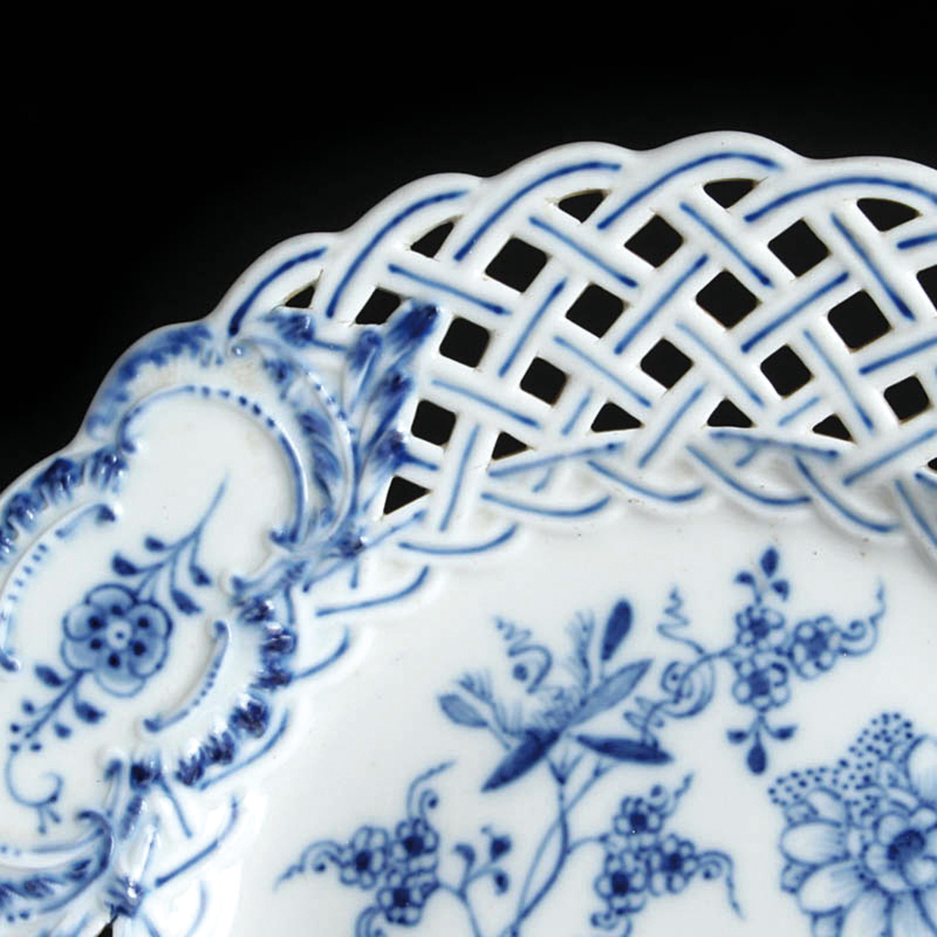 Detail e: Dessertservice/8 Dessertteller und 3 Schalen, Meissen, Zwiebelmuster, 1880-1924, Porzellan, teilweise 2. Wahl, best. aus 8 Dessertteller D. 21 cm ...