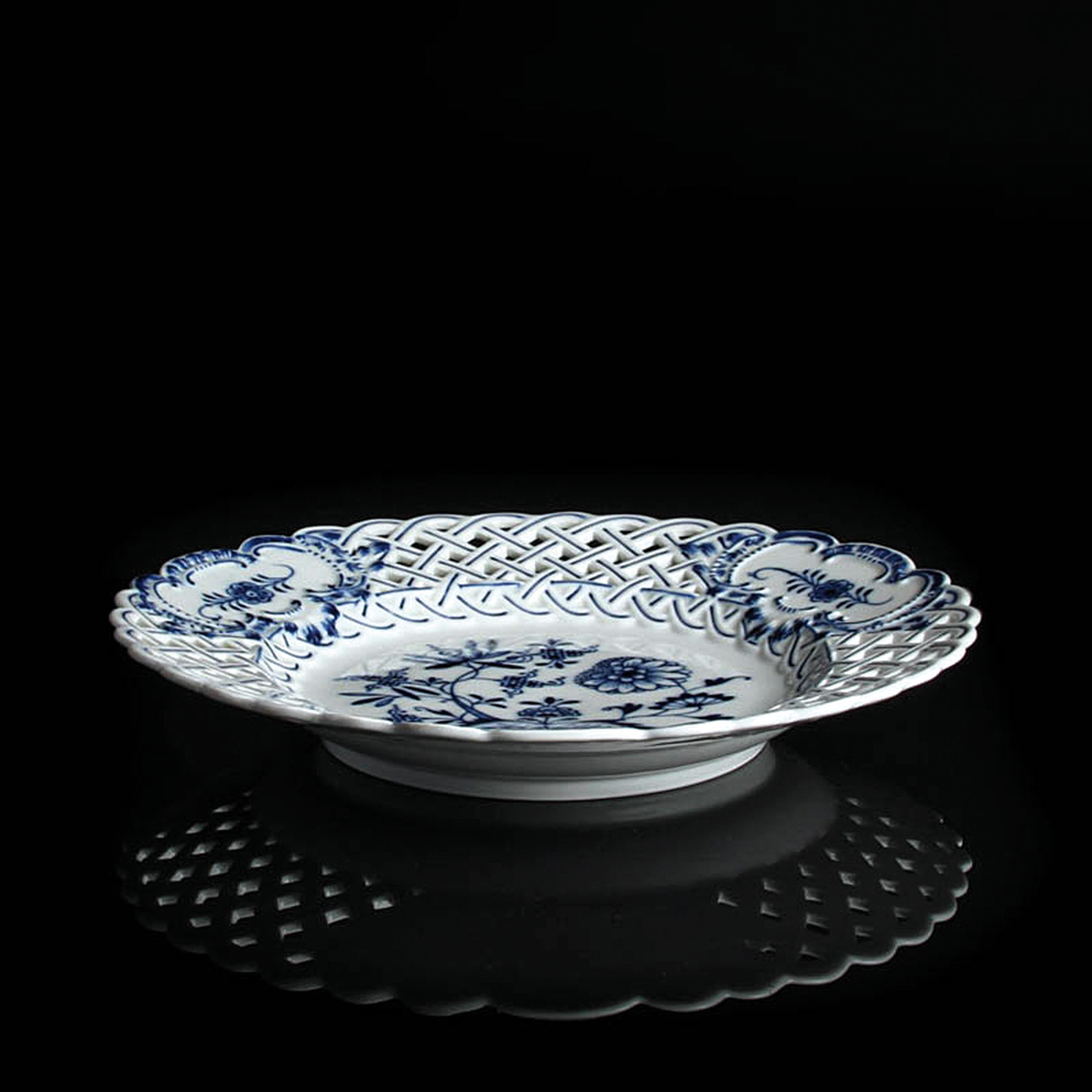 Detail f: Dessertservice/8 Dessertteller und 3 Schalen, Meissen, Zwiebelmuster, 1880-1924, Porzellan, teilweise 2. Wahl, best. aus 8 Dessertteller D. 21 cm ...