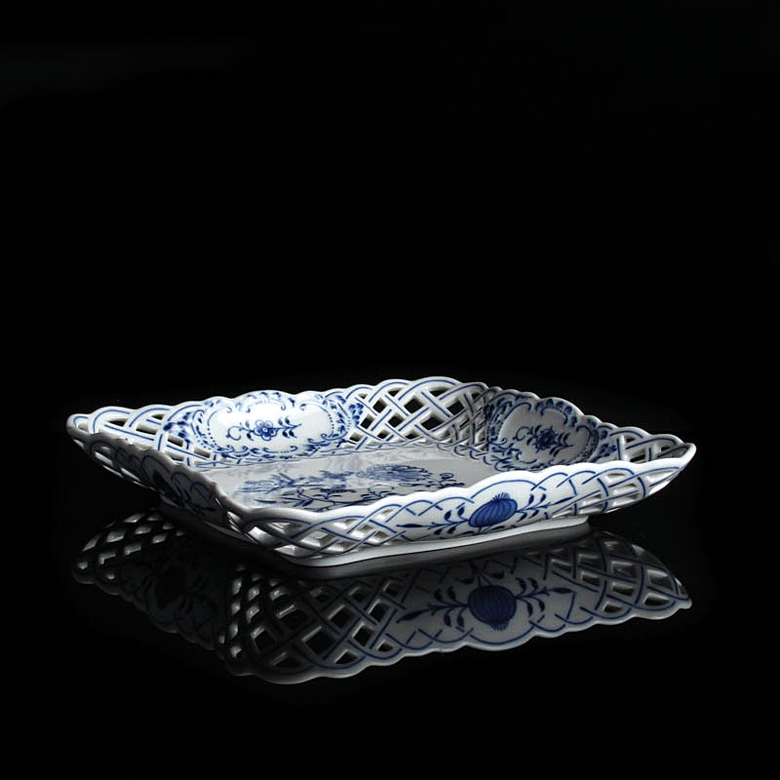 Detail g: Dessertservice/8 Dessertteller und 3 Schalen, Meissen, Zwiebelmuster, 1880-1924, Porzellan, teilweise 2. Wahl, best. aus 8 Dessertteller D. 21 cm ...