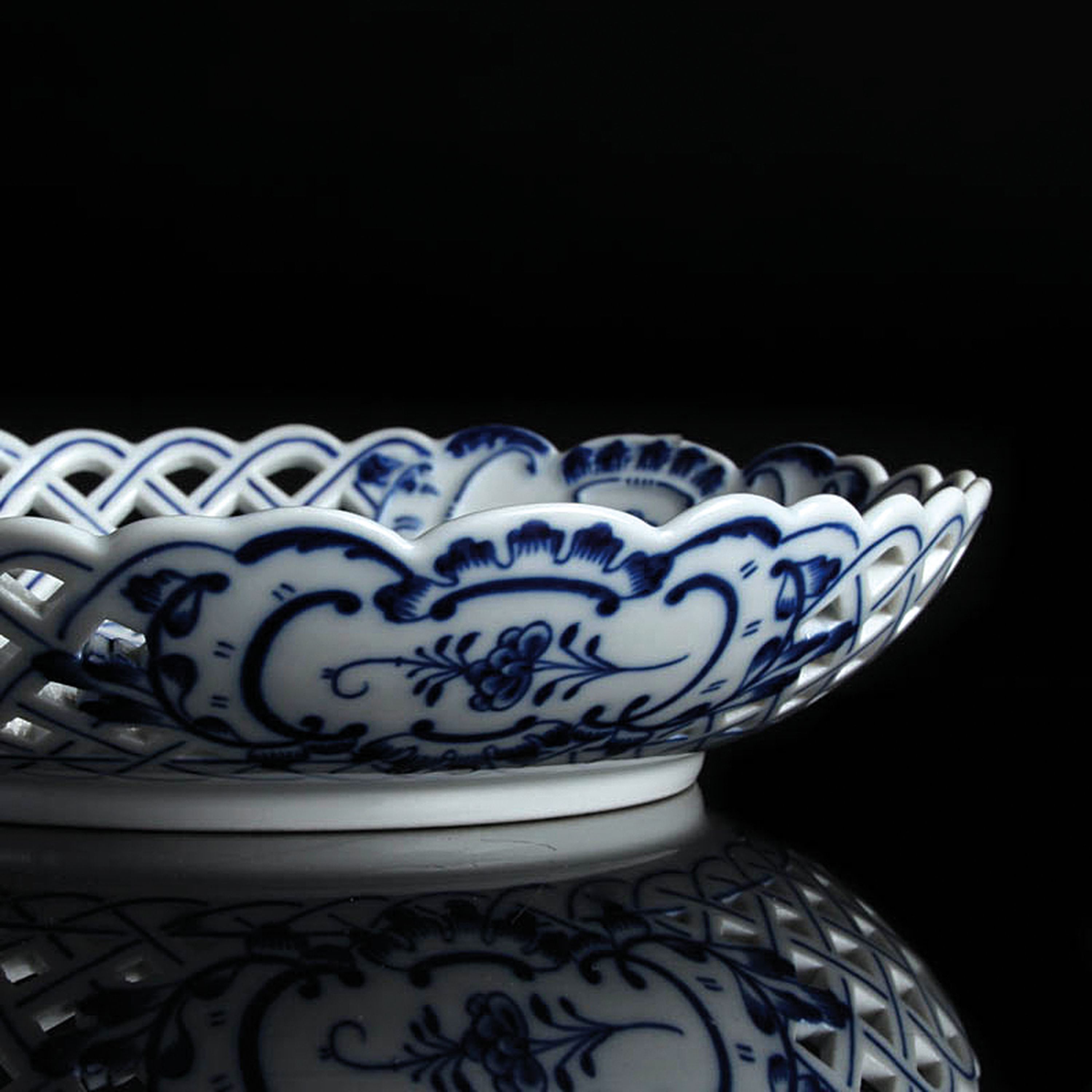 Detail h: Dessertservice/8 Dessertteller und 3 Schalen, Meissen, Zwiebelmuster, 1880-1924, Porzellan, teilweise 2. Wahl, best. aus 8 Dessertteller D. 21 cm ...