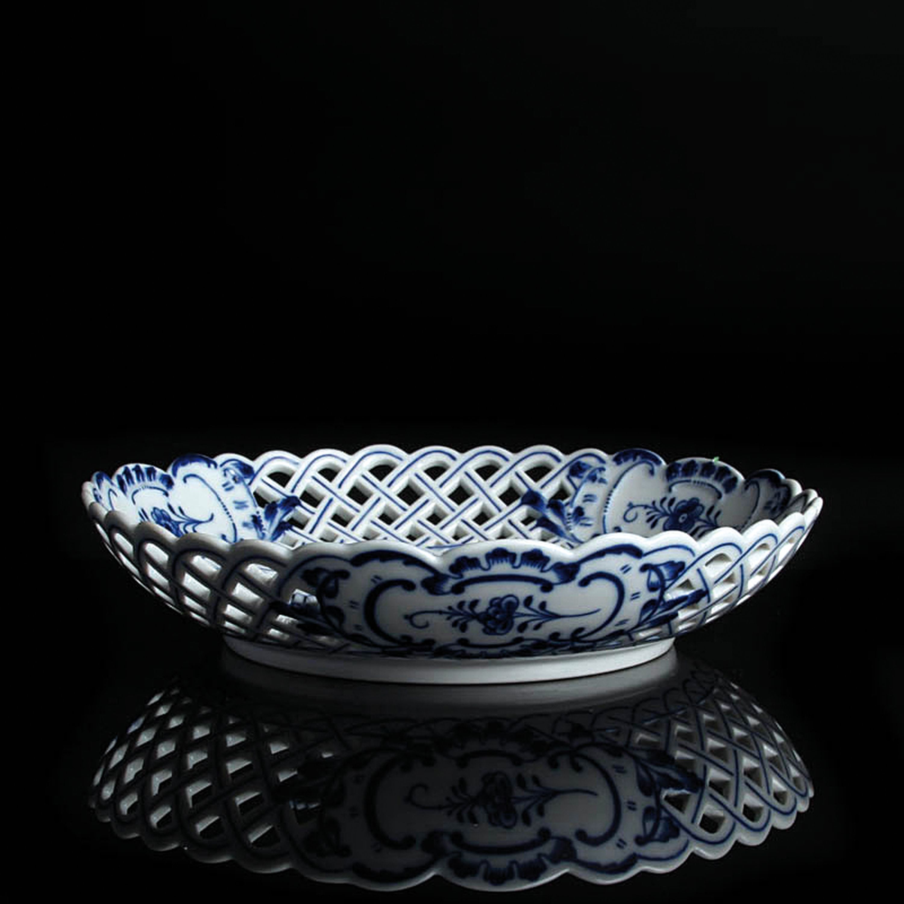 Detail i: Dessertservice/8 Dessertteller und 3 Schalen, Meissen, Zwiebelmuster, 1880-1924, Porzellan, teilweise 2. Wahl, best. aus 8 Dessertteller D. 21 cm ...
