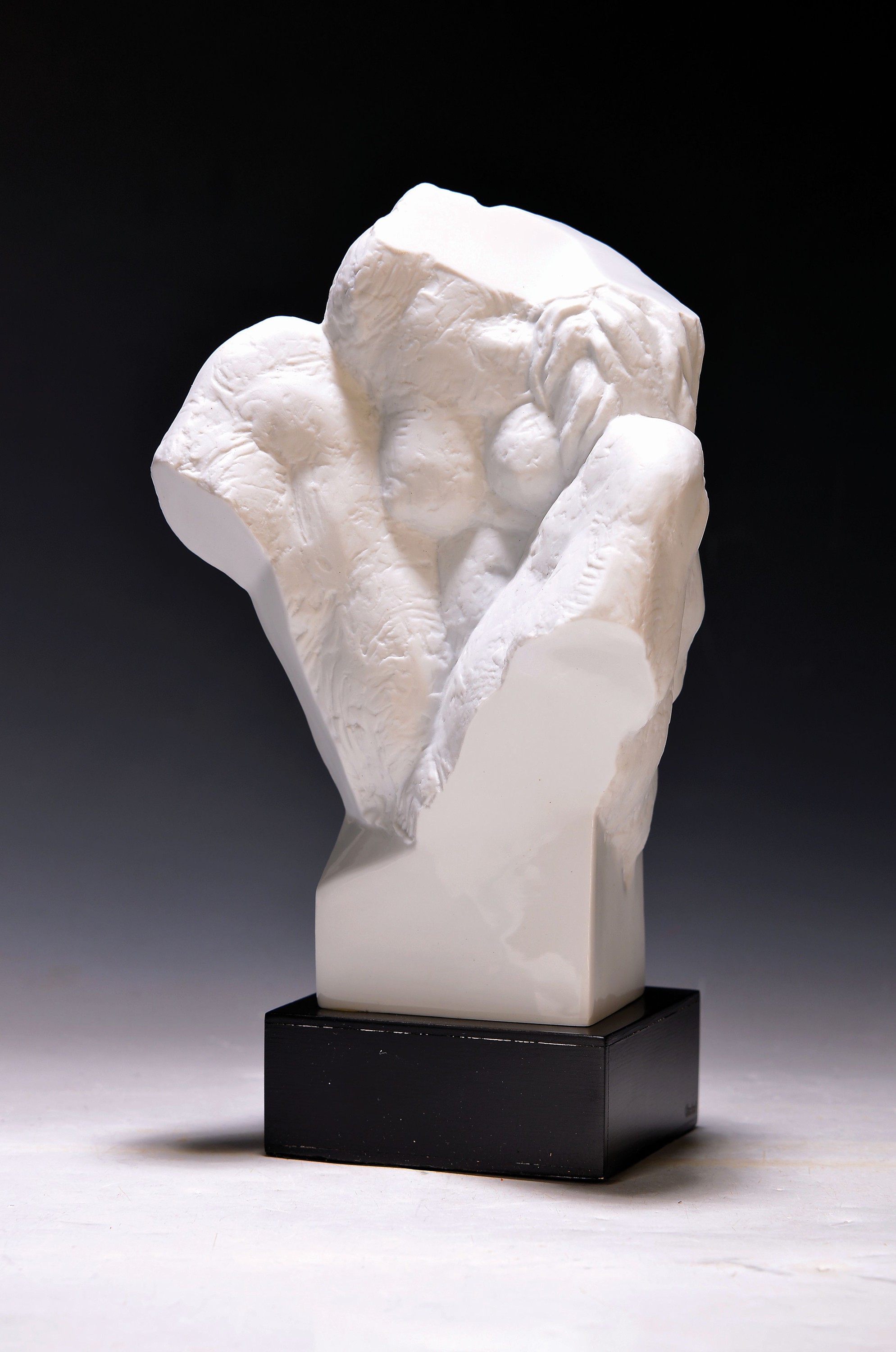 Wieland Förster, geb. 1930 Dresden, Goebel, Einblick in eine Sitzende, 1986, Porzellan, teilweise unglasiert, auf der Unterseite des Sockels mit ...