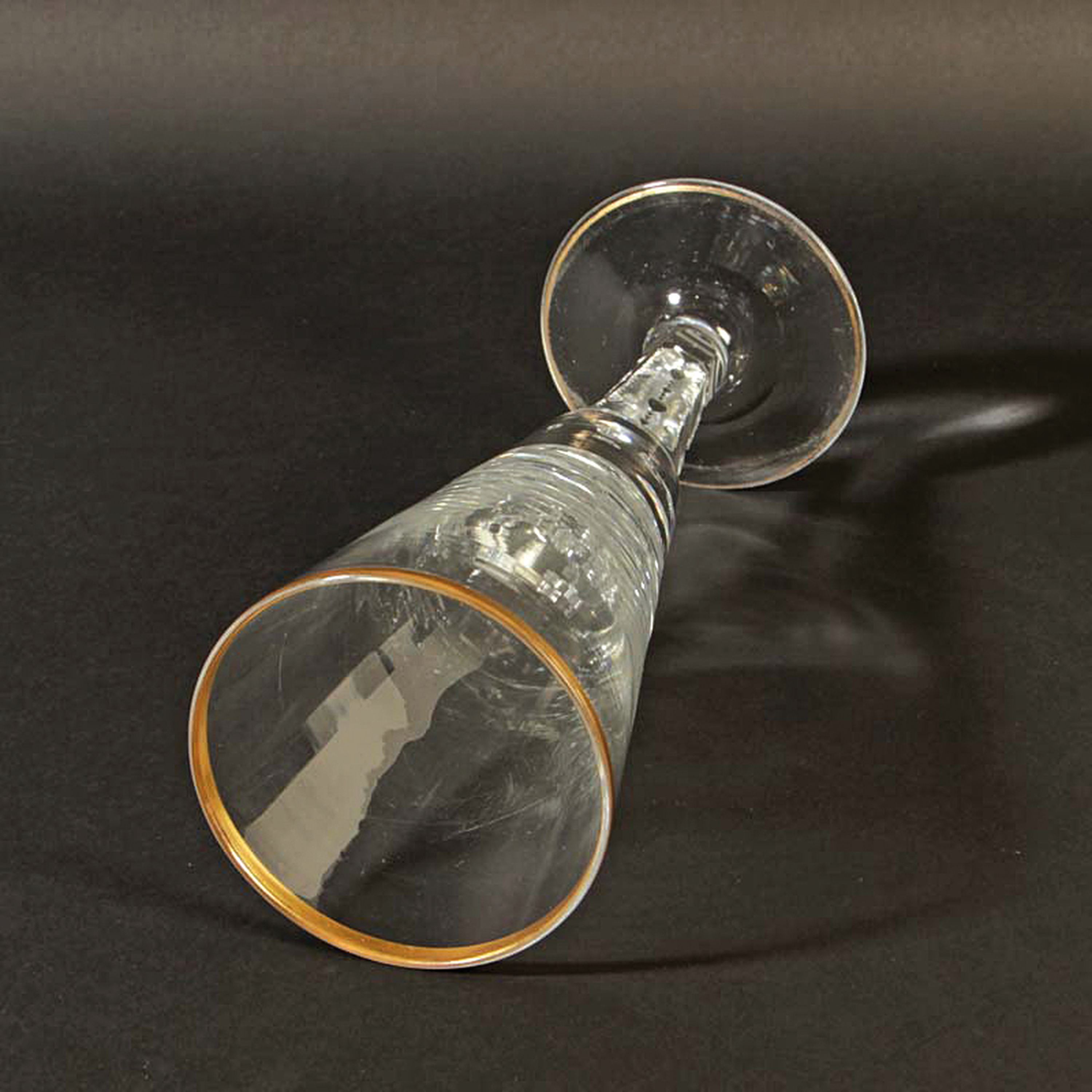 Detail a: Großes Pokalglas, wohl Böhmen, um 1900, farbloses Glas, geschliffener Fuß, eingestochene Luftblasen, Goldrand l. berieben, H. ca. 28 cm