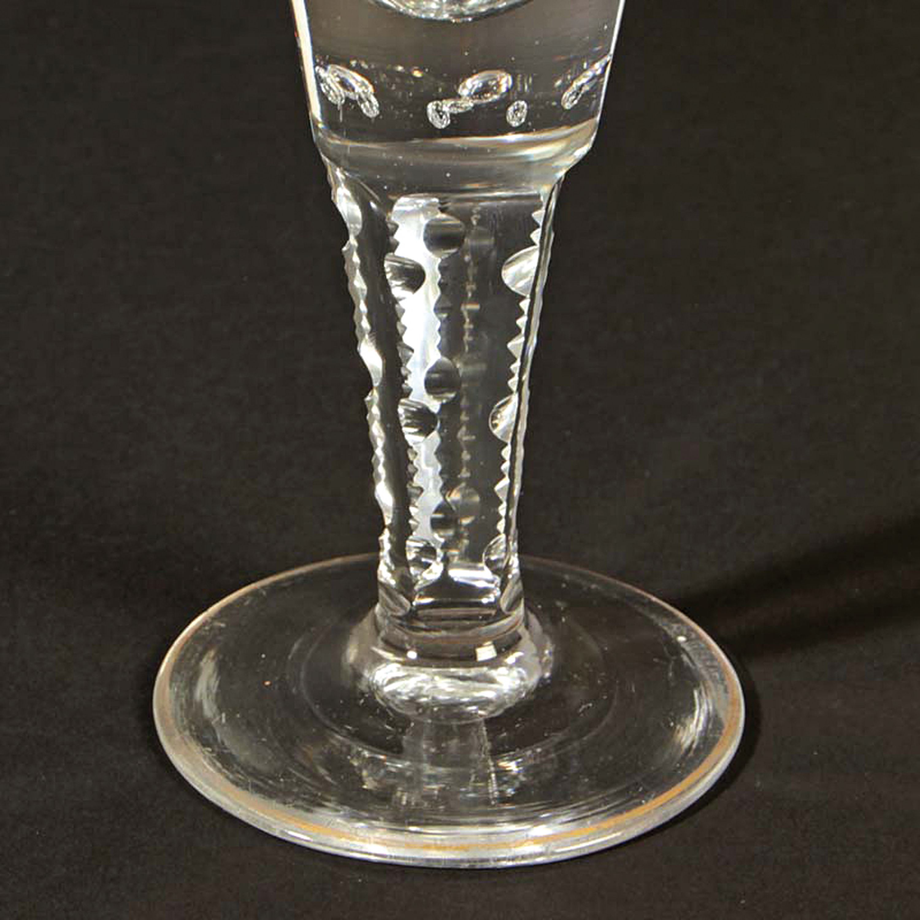 Detail b: Großes Pokalglas, wohl Böhmen, um 1900, farbloses Glas, geschliffener Fuß, eingestochene Luftblasen, Goldrand l. berieben, H. ca. 28 cm