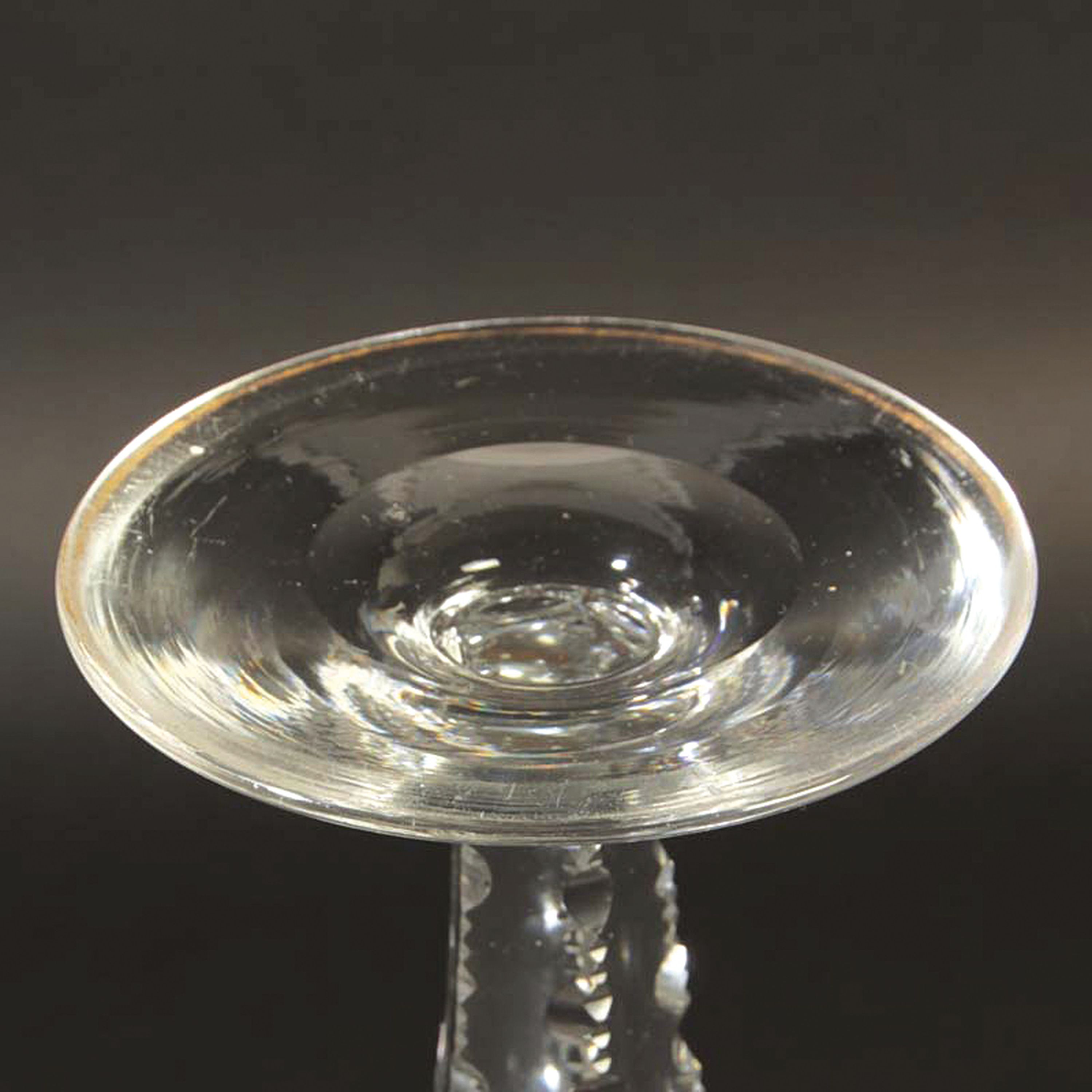 Detail c: Großes Pokalglas, wohl Böhmen, um 1900, farbloses Glas, geschliffener Fuß, eingestochene Luftblasen, Goldrand l. berieben, H. ca. 28 cm