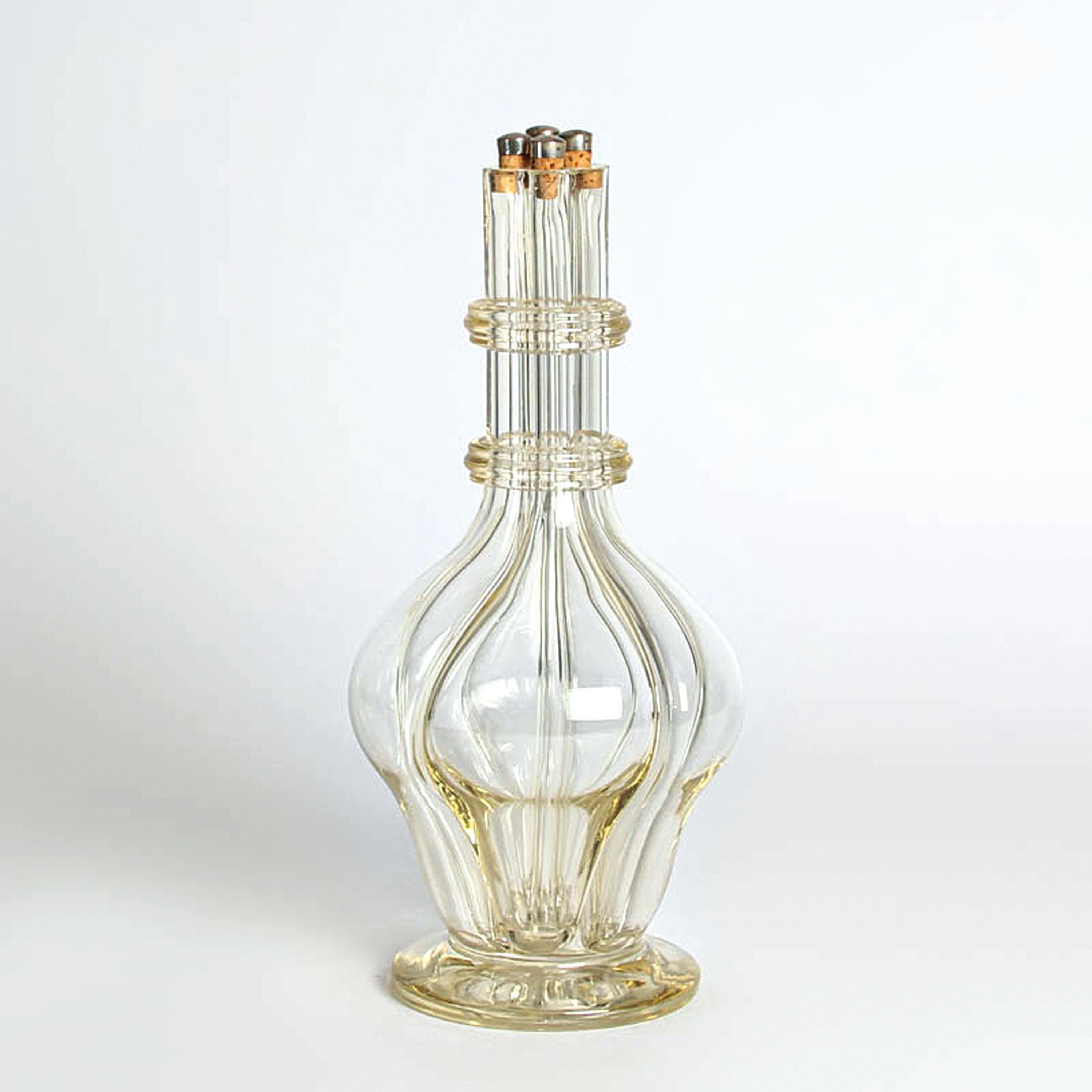 Karaffe/Menagère, wohl 2. Hälfte 19. Jh., leicht getöntes Glas, für vier versch. Flüssigkeiten, mit vier Korken mit Metallmonturen verschlossen, ...