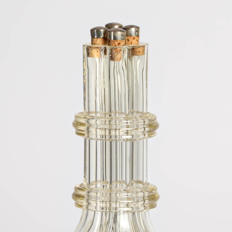 Detail a: Karaffe/Menagère, wohl 2. Hälfte 19. Jh., leicht getöntes Glas, für vier versch. Flüssigkeiten, mit vier Korken mit Metallmonturen verschlossen, ...