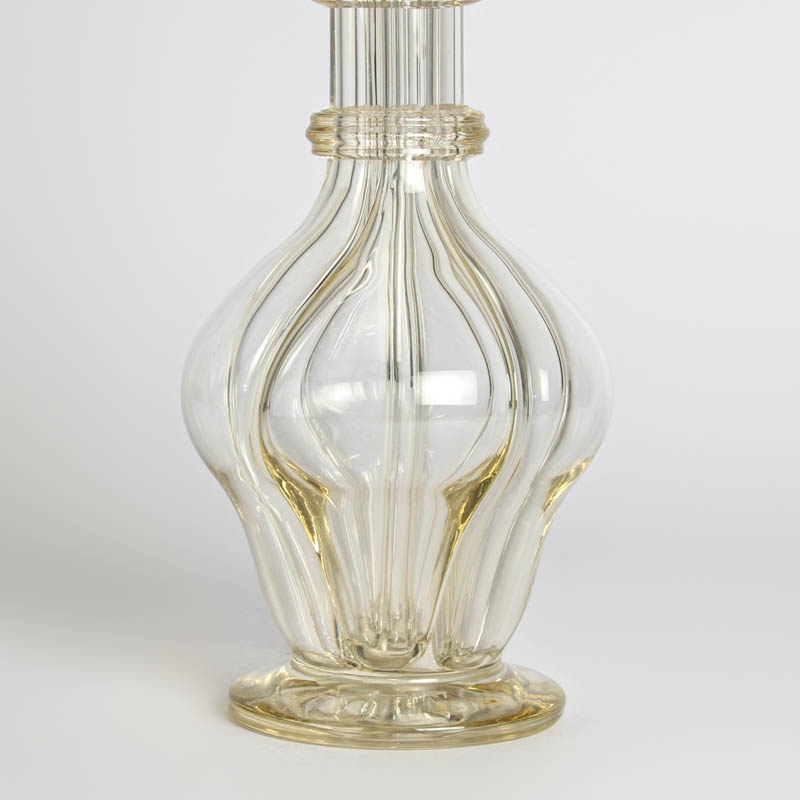 Detail b: Karaffe/Menagère, wohl 2. Hälfte 19. Jh., leicht getöntes Glas, für vier versch. Flüssigkeiten, mit vier Korken mit Metallmonturen verschlossen, ...