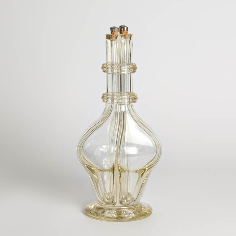 Detail c: Karaffe/Menagère, wohl 2. Hälfte 19. Jh., leicht getöntes Glas, für vier versch. Flüssigkeiten, mit vier Korken mit Metallmonturen verschlossen, ...