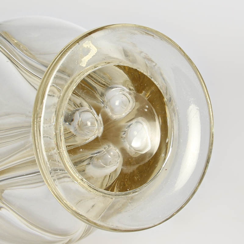 Detail e: Karaffe/Menagère, wohl 2. Hälfte 19. Jh., leicht getöntes Glas, für vier versch. Flüssigkeiten, mit vier Korken mit Metallmonturen verschlossen, ...