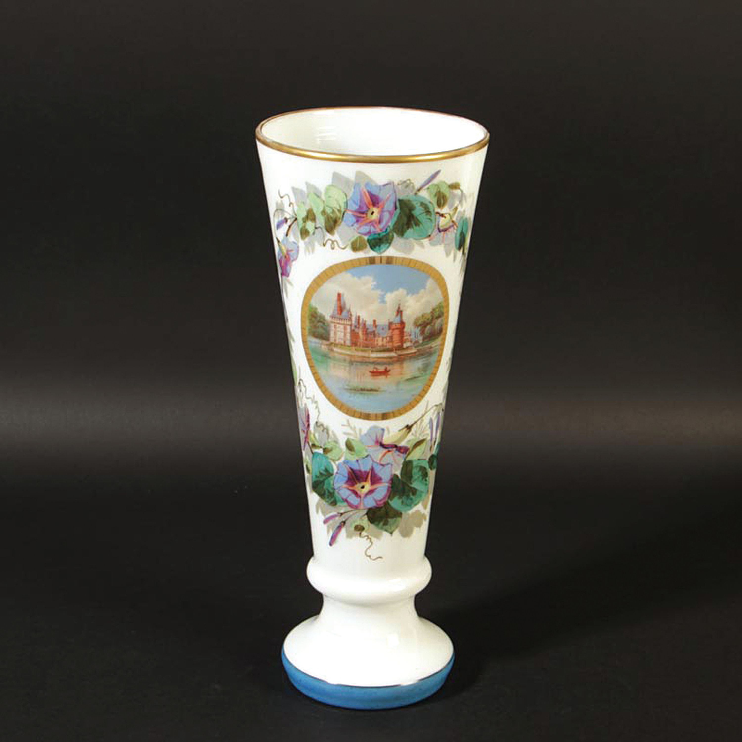 Große konische Vase, wohl Frankreich, 2. Hälfte 19. Jh., Milchglas mit Blumenmalerei, in Medaillon Schloßdarstellung im Umdruckverfahren, ...