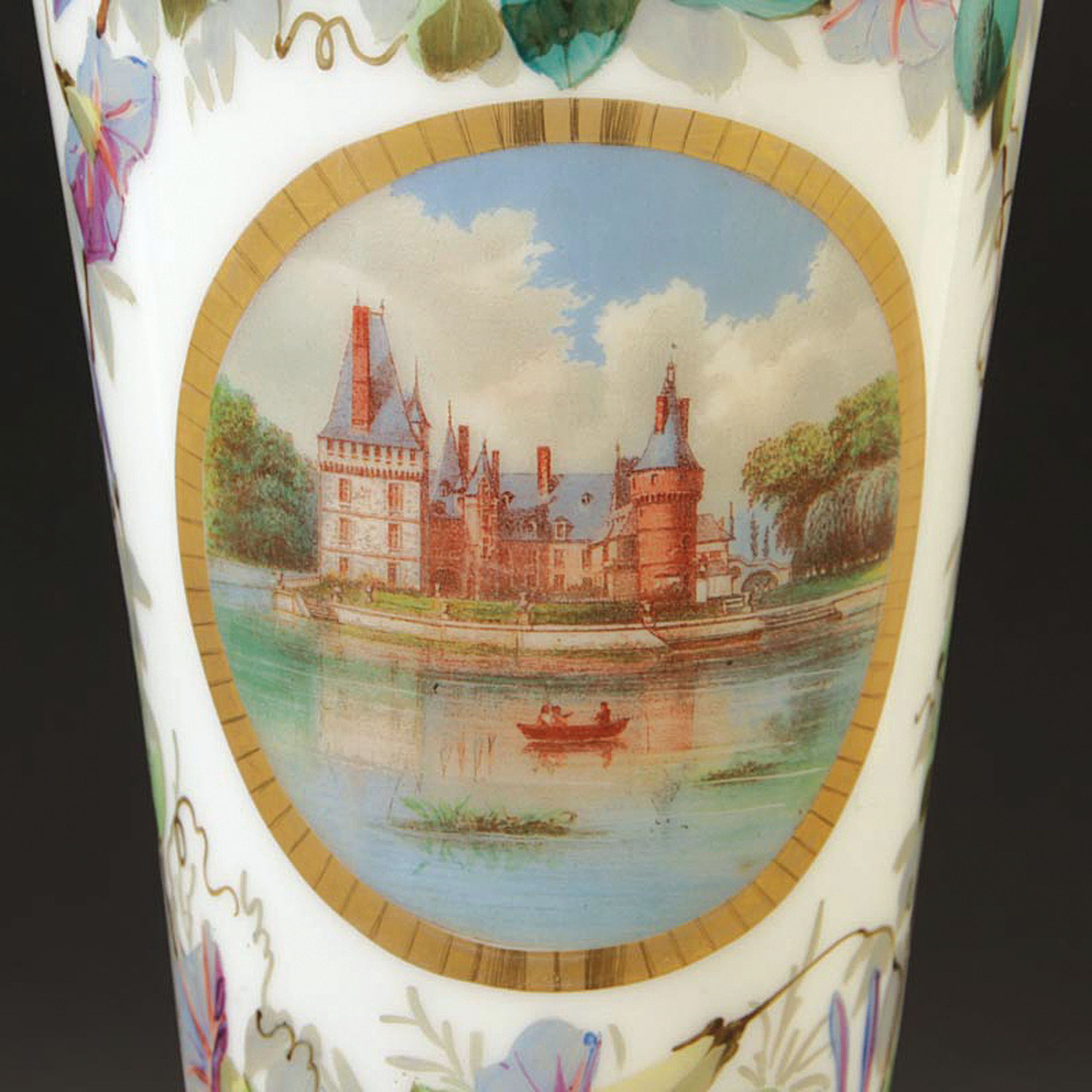 Detail a: Große konische Vase, wohl Frankreich, 2. Hälfte 19. Jh., Milchglas mit Blumenmalerei, in Medaillon Schloßdarstellung im Umdruckverfahren, ...