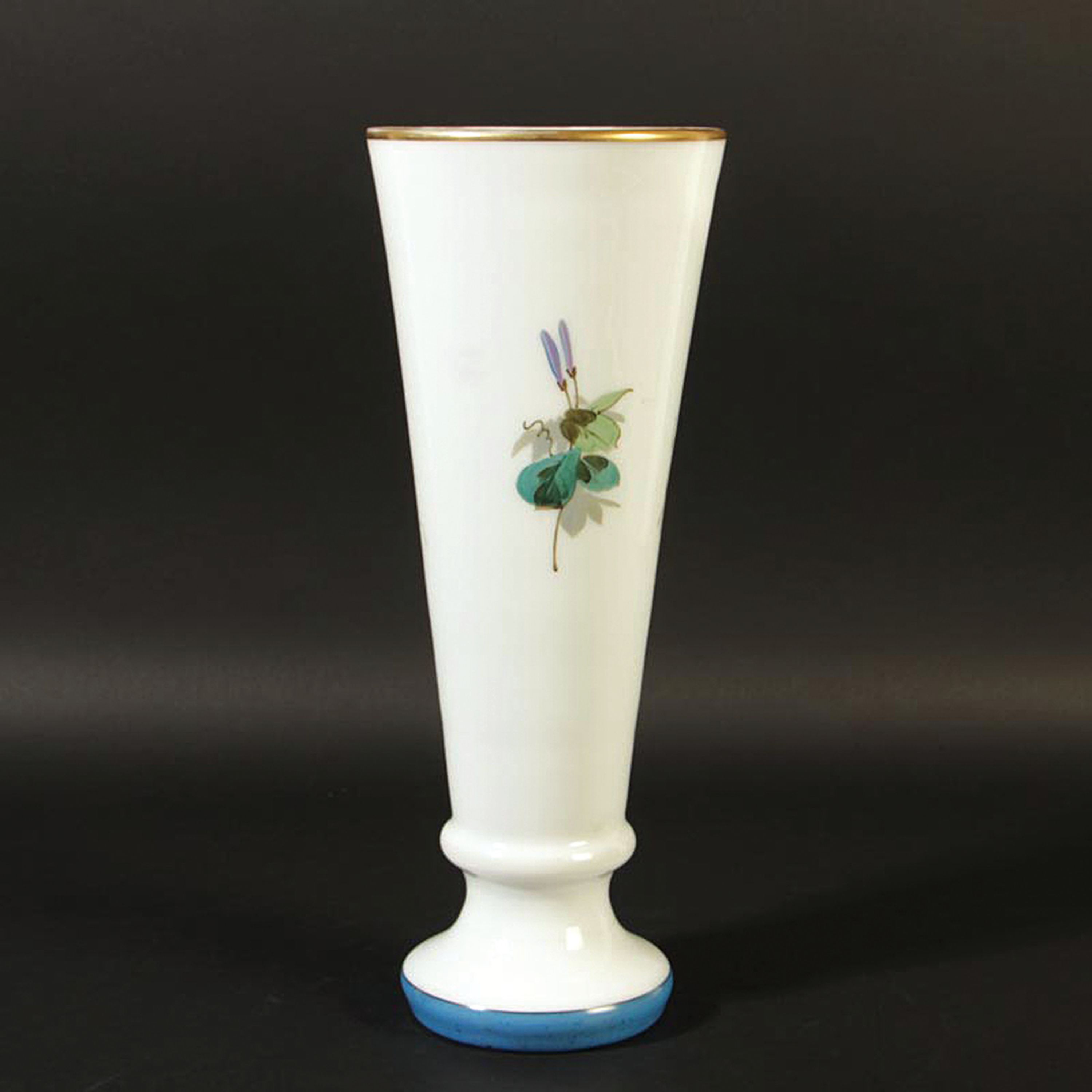 Detail b: Große konische Vase, wohl Frankreich, 2. Hälfte 19. Jh., Milchglas mit Blumenmalerei, in Medaillon Schloßdarstellung im Umdruckverfahren, ...