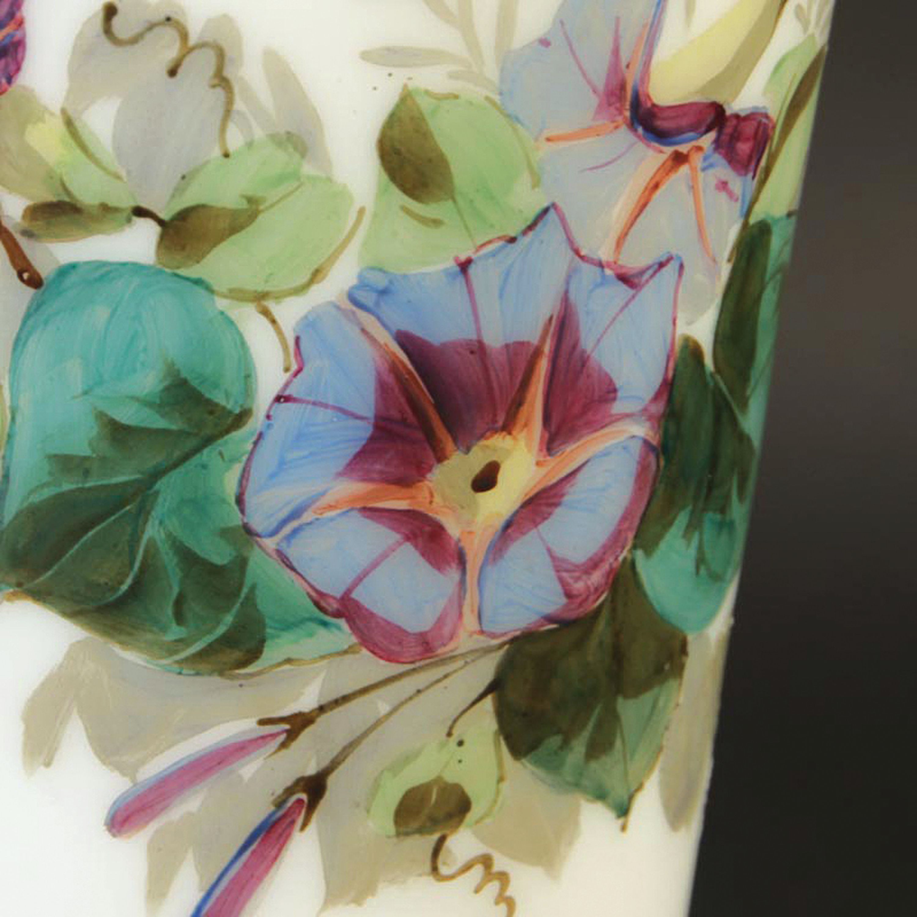 Detail c: Große konische Vase, wohl Frankreich, 2. Hälfte 19. Jh., Milchglas mit Blumenmalerei, in Medaillon Schloßdarstellung im Umdruckverfahren, ...