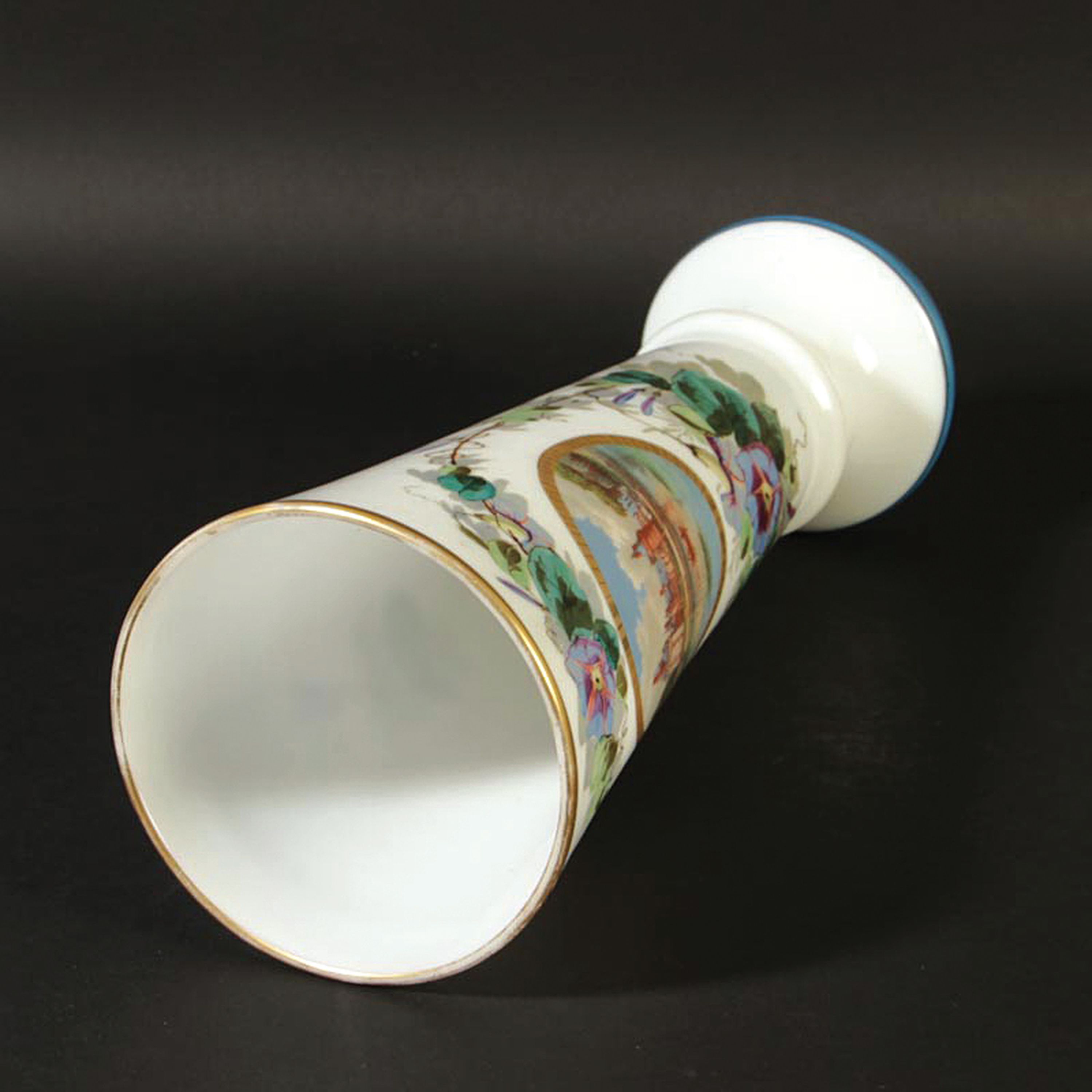Detail d: Große konische Vase, wohl Frankreich, 2. Hälfte 19. Jh., Milchglas mit Blumenmalerei, in Medaillon Schloßdarstellung im Umdruckverfahren, ...