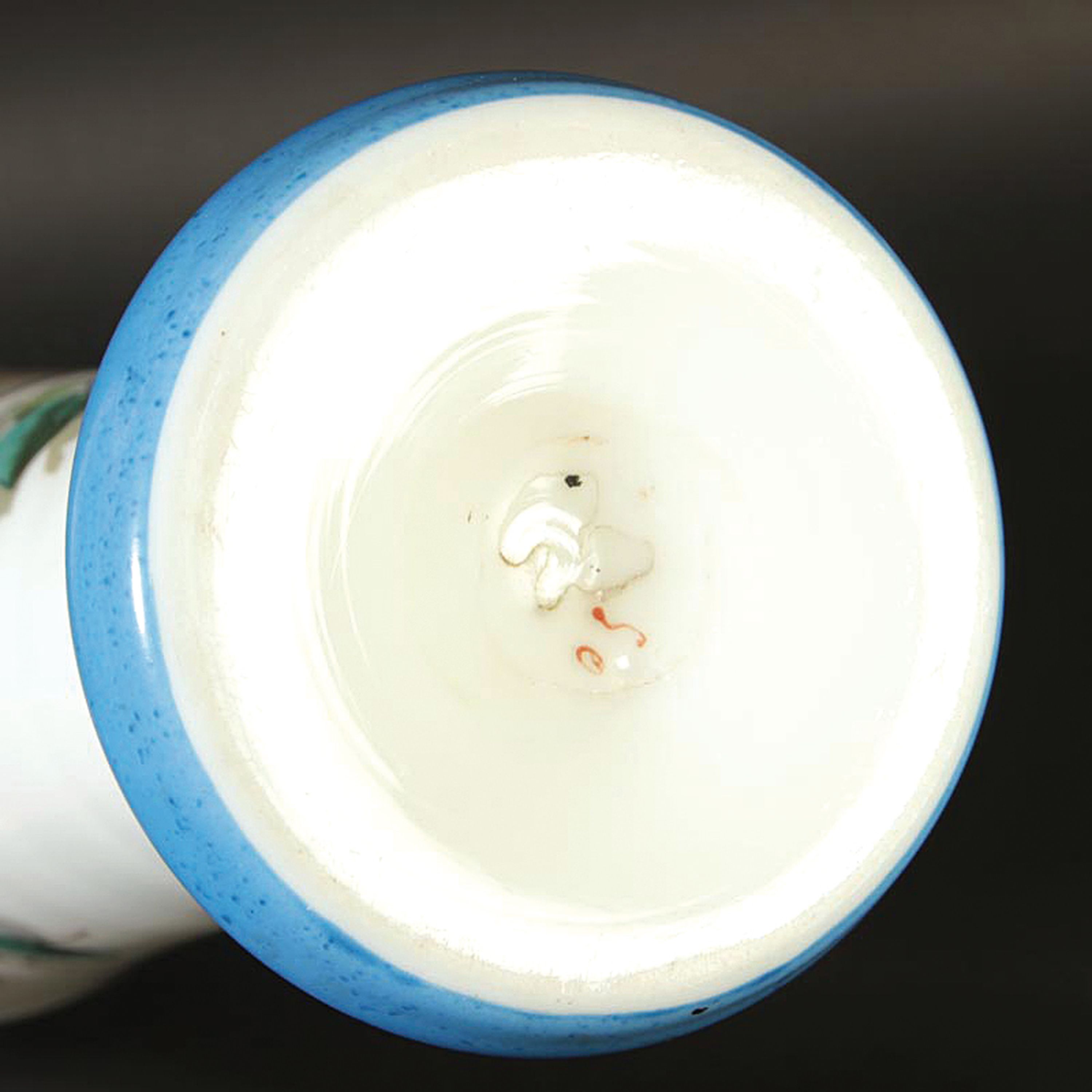 Detail e: Große konische Vase, wohl Frankreich, 2. Hälfte 19. Jh., Milchglas mit Blumenmalerei, in Medaillon Schloßdarstellung im Umdruckverfahren, ...