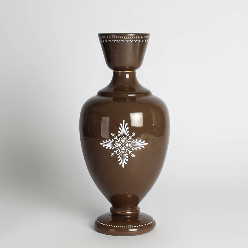 Detail d: Balustervase, wl. Frankreich, um 1890,, opak-braunes Glas, weiße Emailbemalung, elegante Magd mit Korn, Goldrand, H. ca. 33.5 cm, B. ca. 13 cm, l. ...