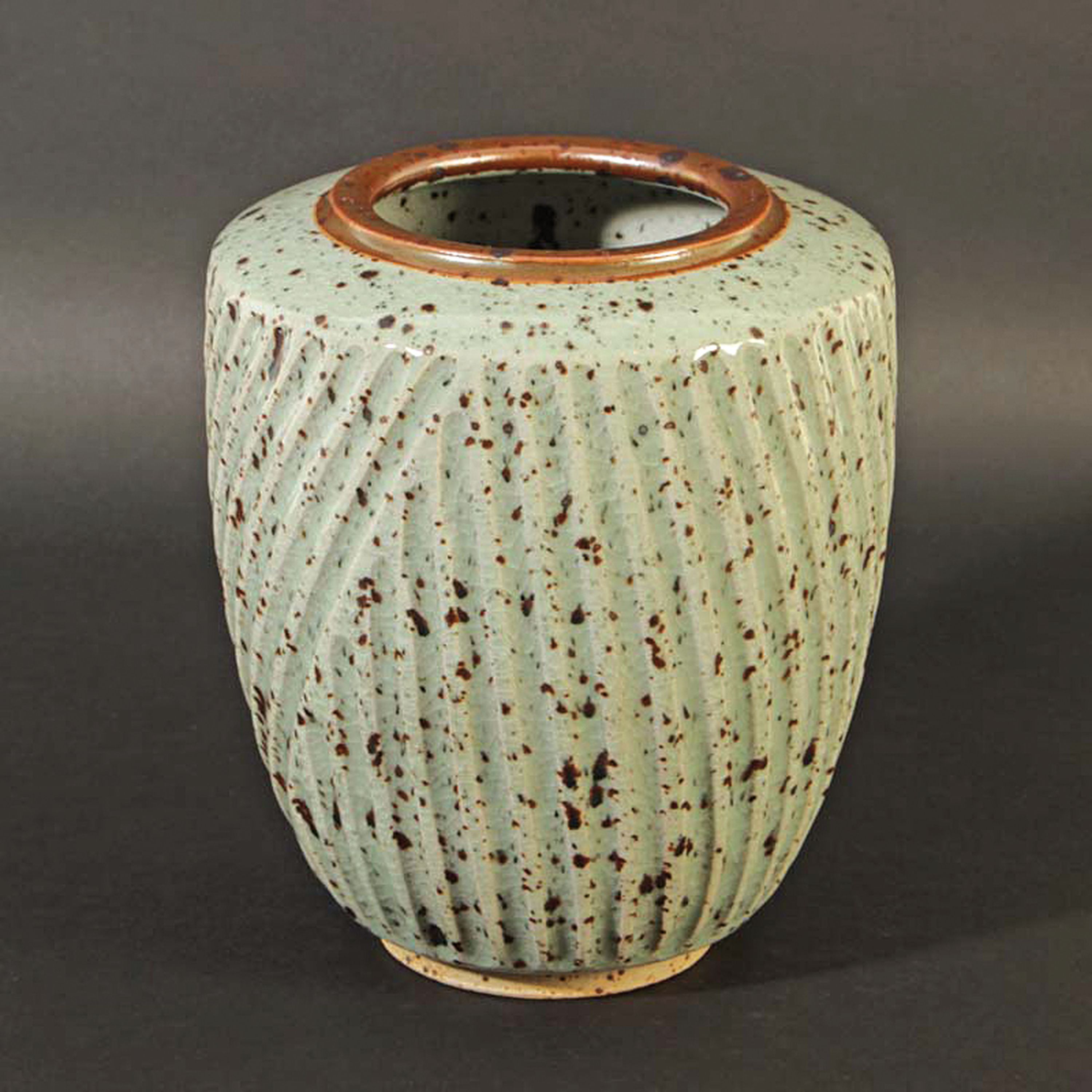 Vase, Kunstkeramik von Bernd Schnörpel, Steinzeug, gräuliche Glasur mit braunen Einsprengelungen, godronierter Korpus, H. ca. 23.5 cm, B. ca. 20 ...