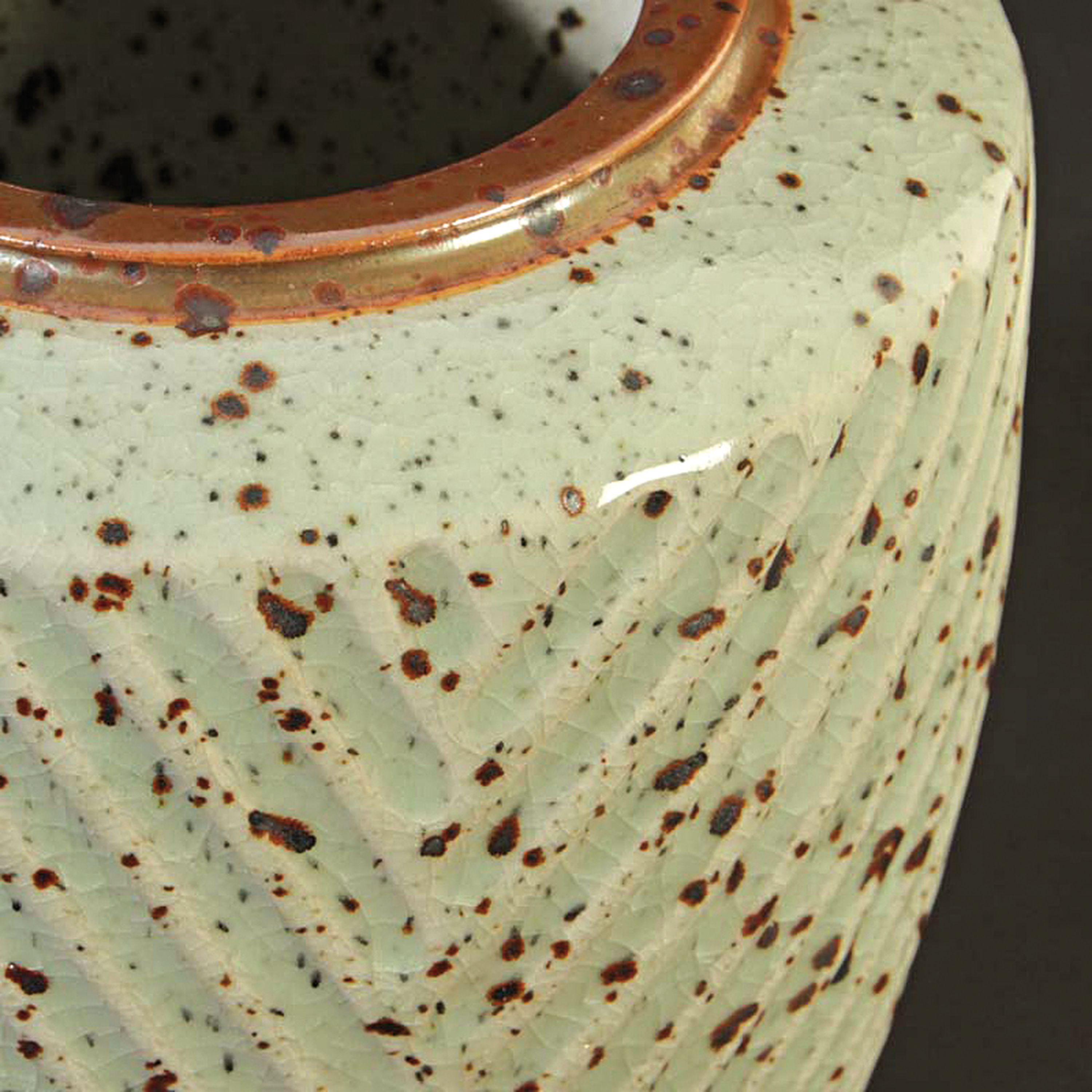 Detail b: Vase, Kunstkeramik von Bernd Schnörpel, Steinzeug, gräuliche Glasur mit braunen Einsprengelungen, godronierter Korpus, H. ca. 23.5 cm, B. ca. 20 ...