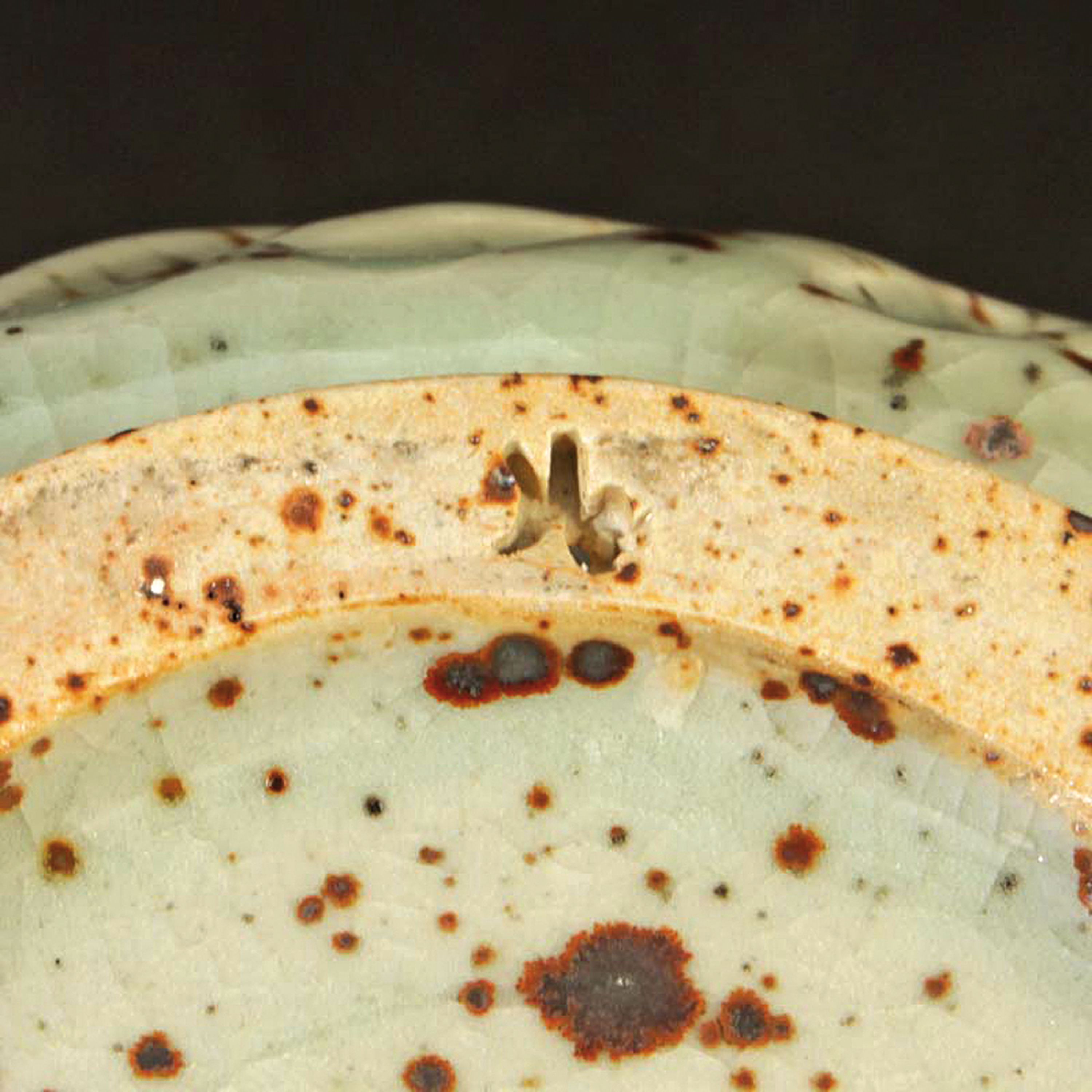Detail c: Vase, Kunstkeramik von Bernd Schnörpel, Steinzeug, gräuliche Glasur mit braunen Einsprengelungen, godronierter Korpus, H. ca. 23.5 cm, B. ca. 20 ...