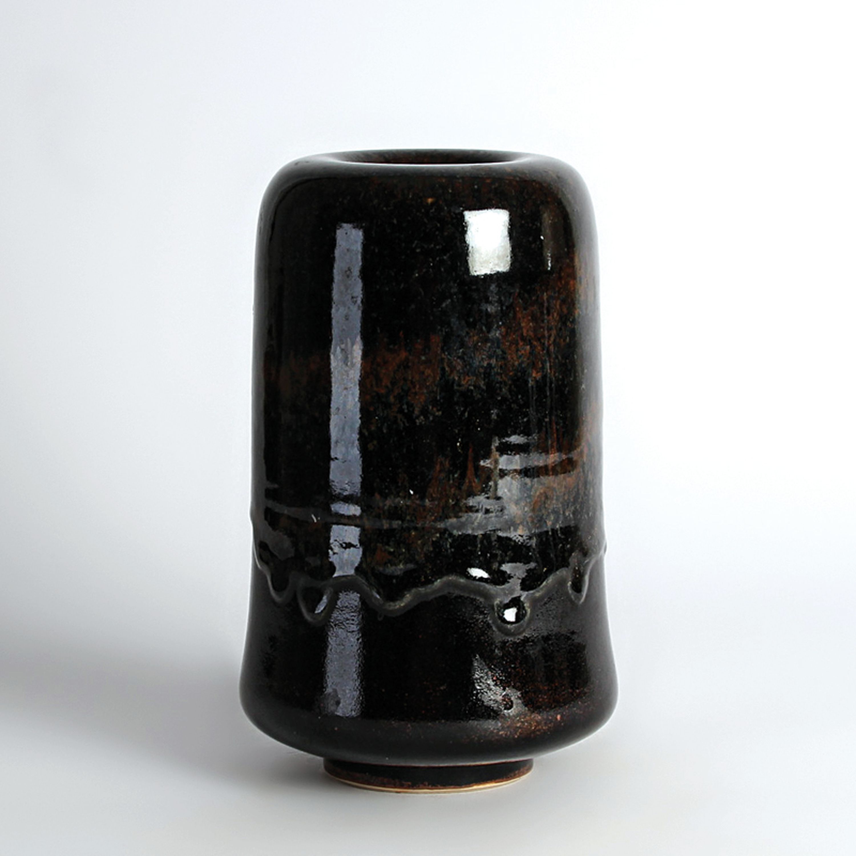 Vase, Horst Kerstan, Kunstkeramik, hohe Vase mit nach innen gezogenem Rand, braune Laufglasur, am Boden gemarkt K im Kreis, H. ca. 23.5 cm, B. ...