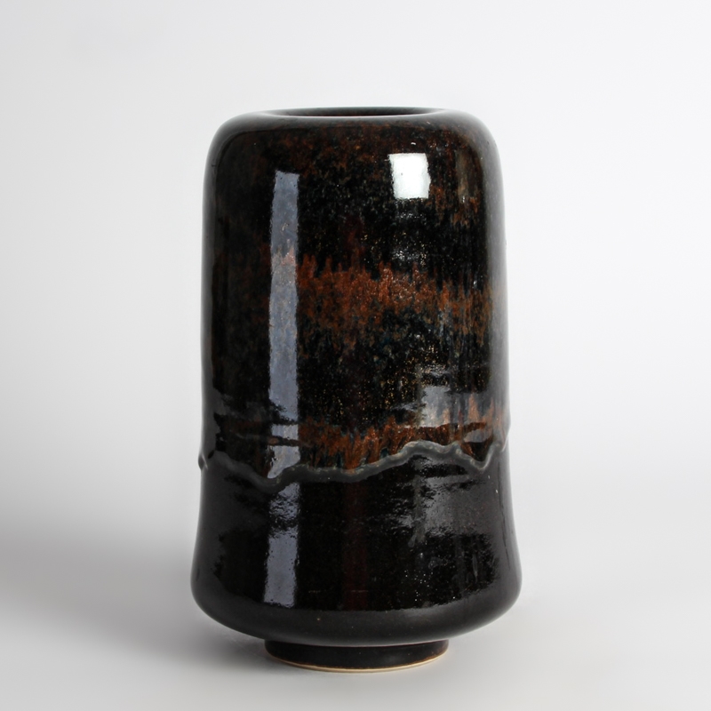 Detail a: Vase, Horst Kerstan, Kunstkeramik, hohe Vase mit nach innen gezogenem Rand, braune Laufglasur, am Boden gemarkt K im Kreis, H. ca. 23.5 cm, B. ...