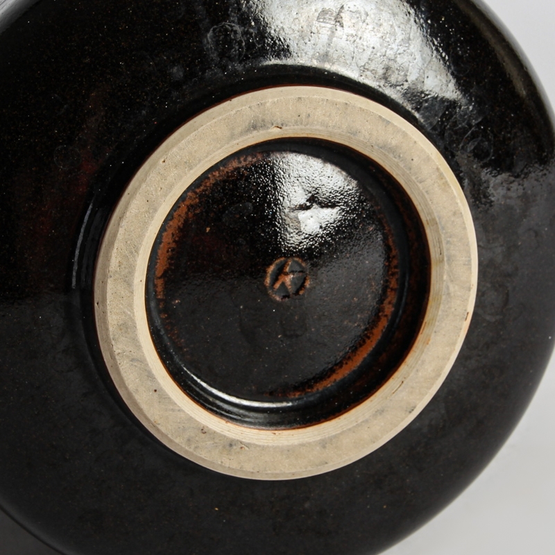Detail c: Vase, Horst Kerstan, Kunstkeramik, hohe Vase mit nach innen gezogenem Rand, braune Laufglasur, am Boden gemarkt K im Kreis, H. ca. 23.5 cm, B. ...
