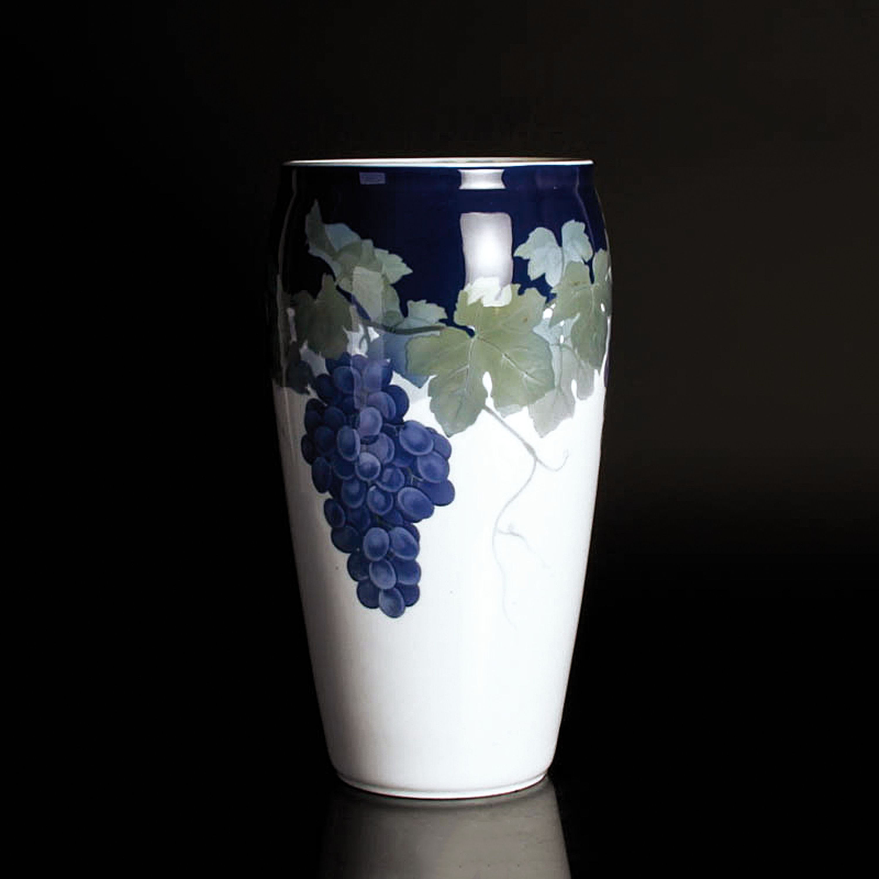 Große Vase, Royal Copenhagen, Astrid Richter, 1901, Jugendstil, Porzellan, Unterglasurbemalung in Grün- und Blautönen, Weintrauben mit Frucht und ...