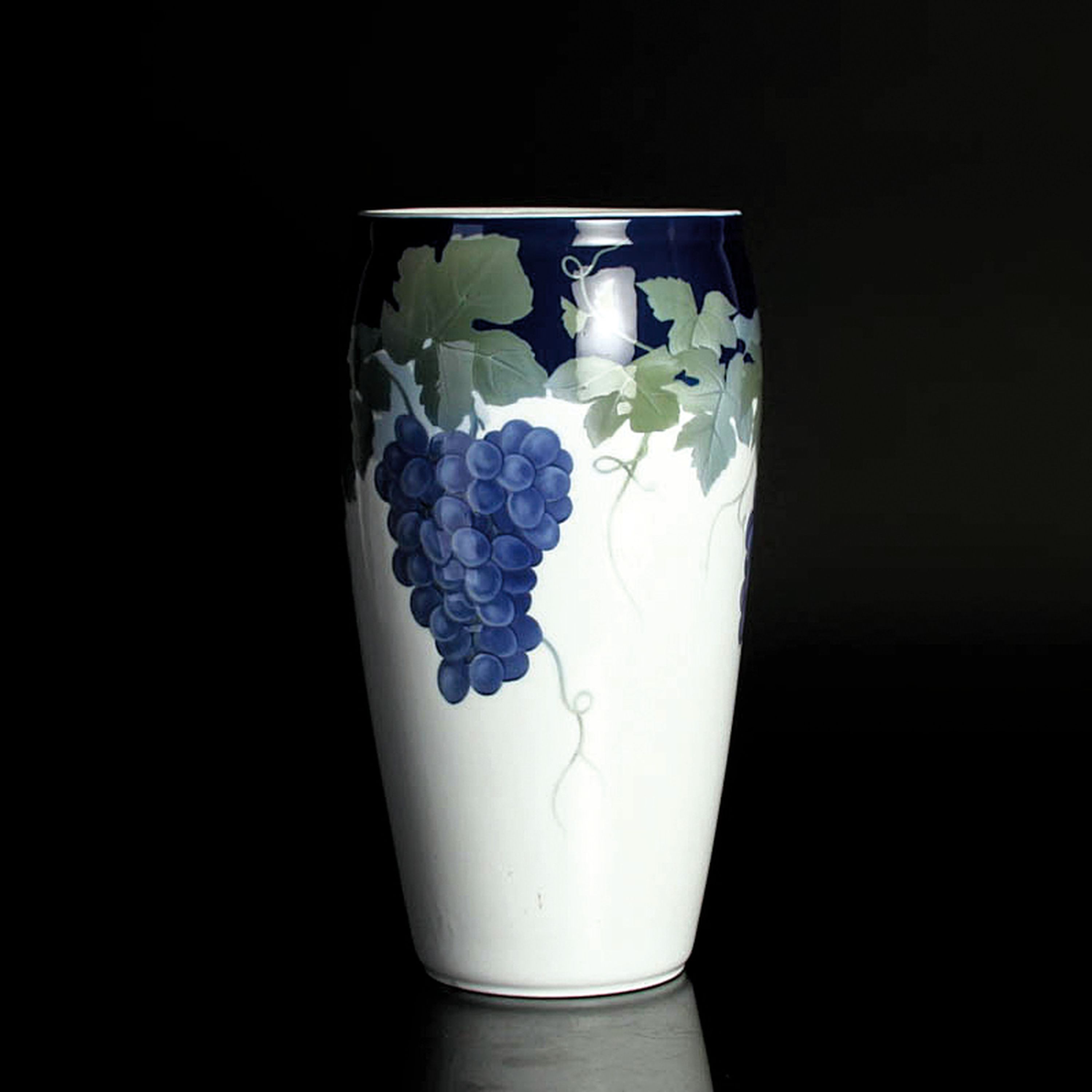 Detail a: Große Vase, Royal Copenhagen, Astrid Richter, 1901, Jugendstil, Porzellan, Unterglasurbemalung in Grün- und Blautönen, Weintrauben mit Frucht und ...