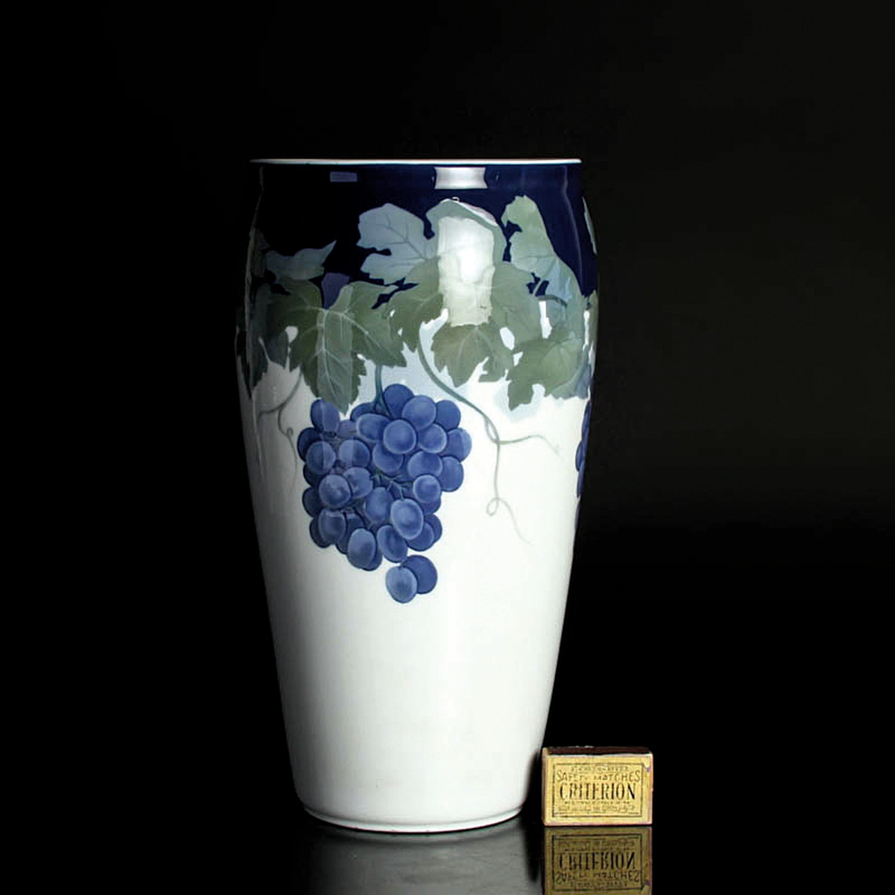 Detail b: Große Vase, Royal Copenhagen, Astrid Richter, 1901, Jugendstil, Porzellan, Unterglasurbemalung in Grün- und Blautönen, Weintrauben mit Frucht und ...
